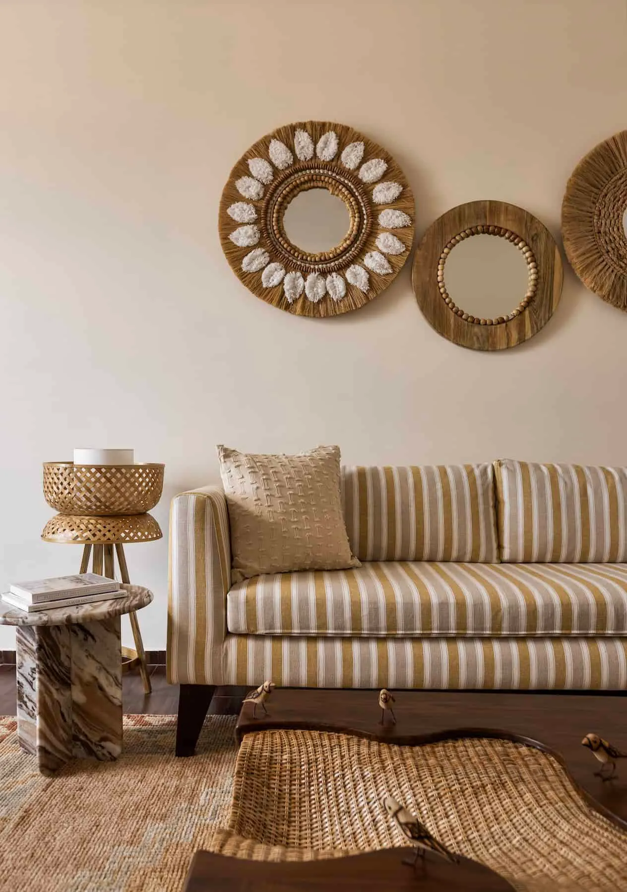 海妖造型灯具的餐厅