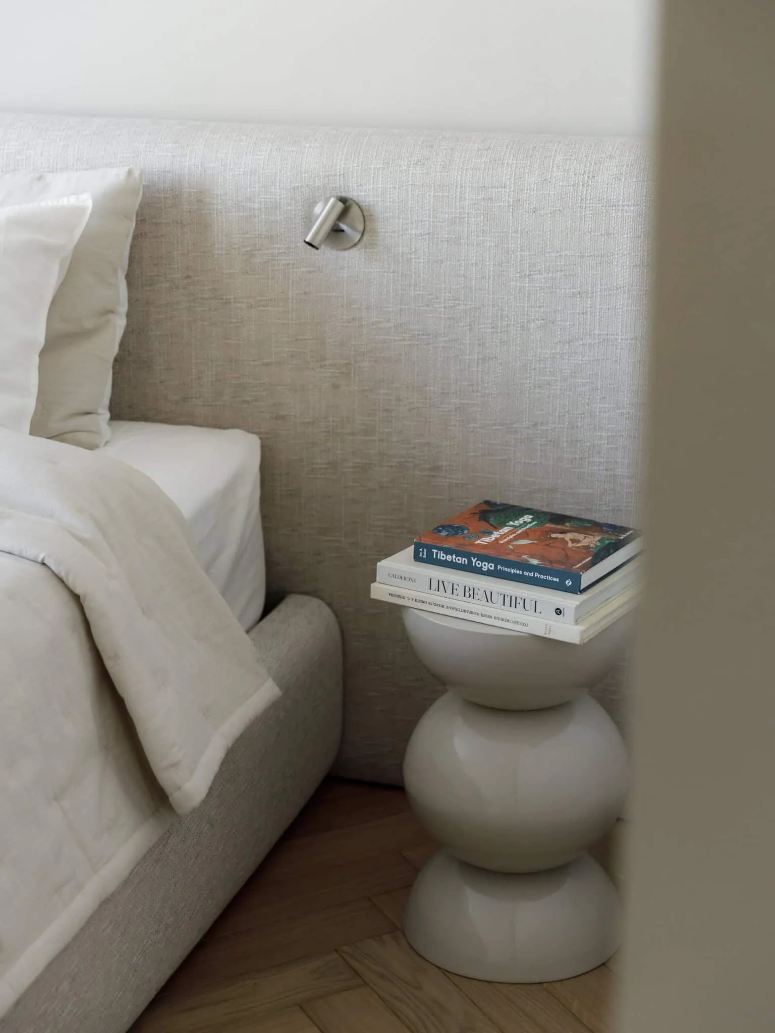 Lesoparkovy apartment — wire cube nightstand with books, STARIKOVA.ARCHITECTS, Chelyabinsk