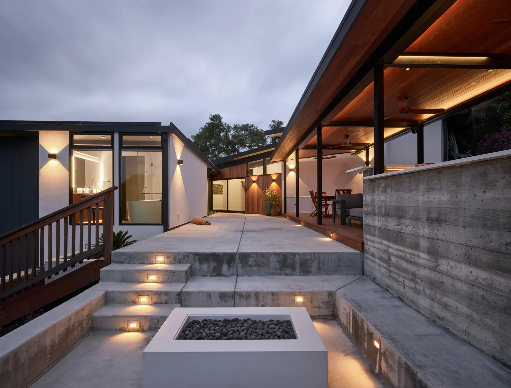 Klopf Architecture翻新mid-century现代风格住宅——夜晚带壁炉的庭院，奥林达，美国