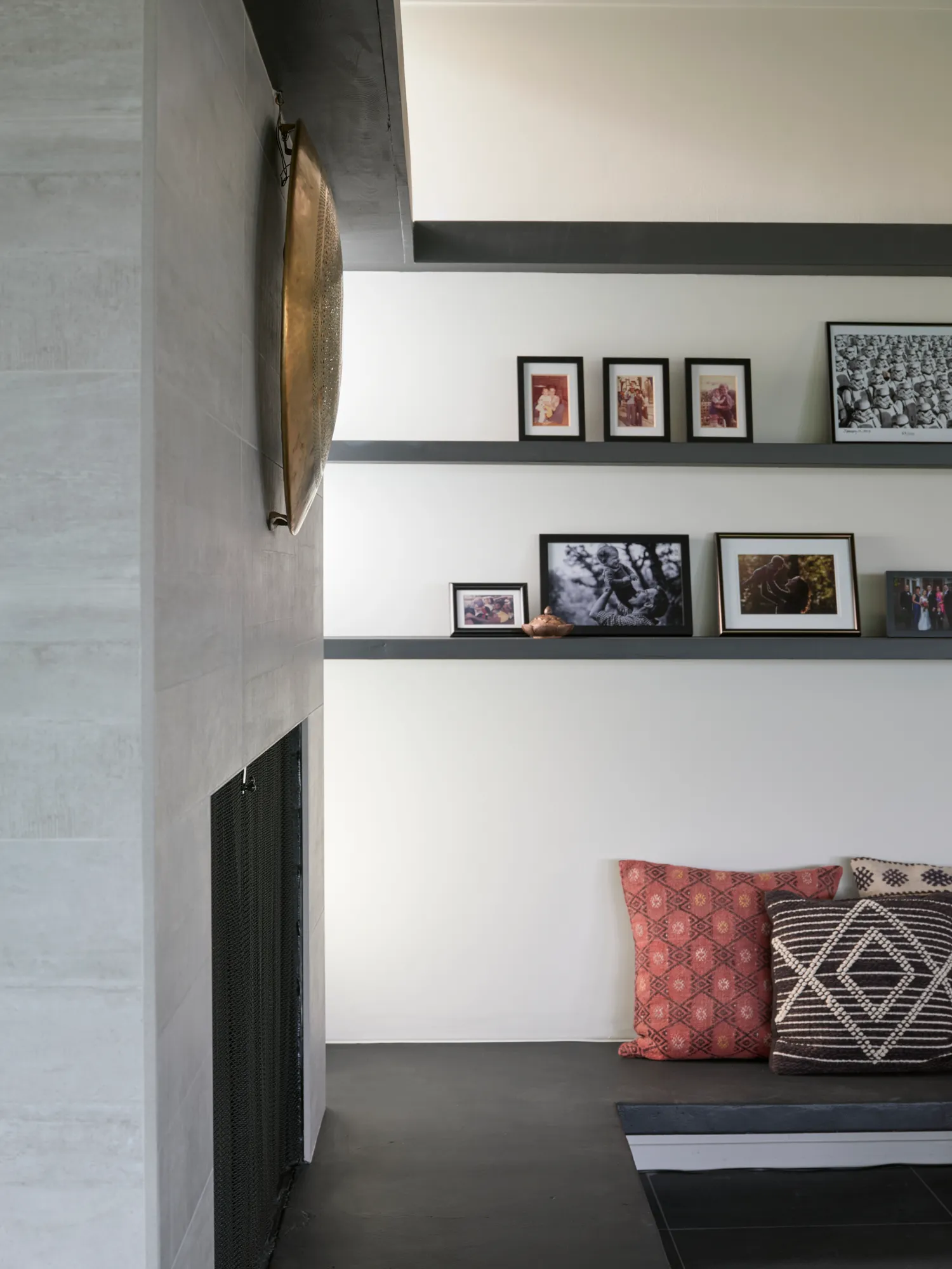 Klopf Architecture翻新mid-century现代风格住宅——带有壁炉和靠垫的角落，奥林达，美国