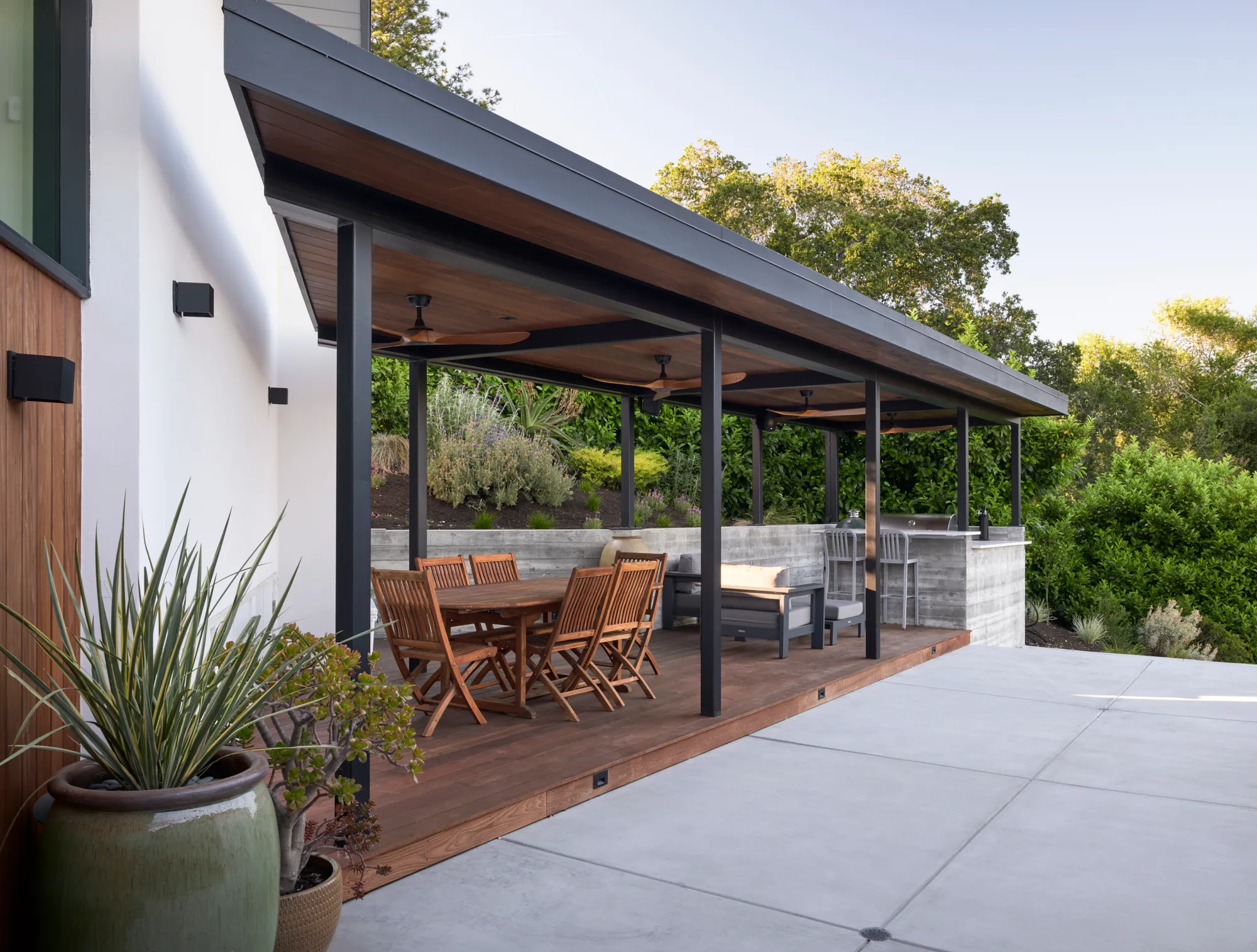 Klopf Architecture翻新mid-century现代风格住宅——设有用餐区的遮蔽露台，奥林达，美国