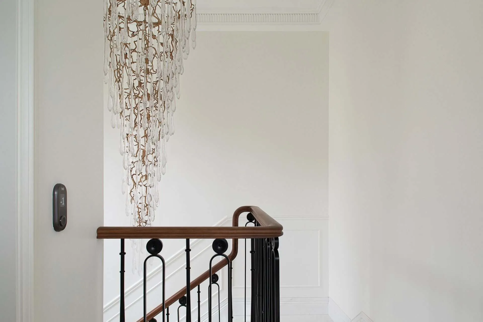 Crepuscule Manor 由 BDSD Boundless Design 设计 —— 东莞楼梯平台吊灯