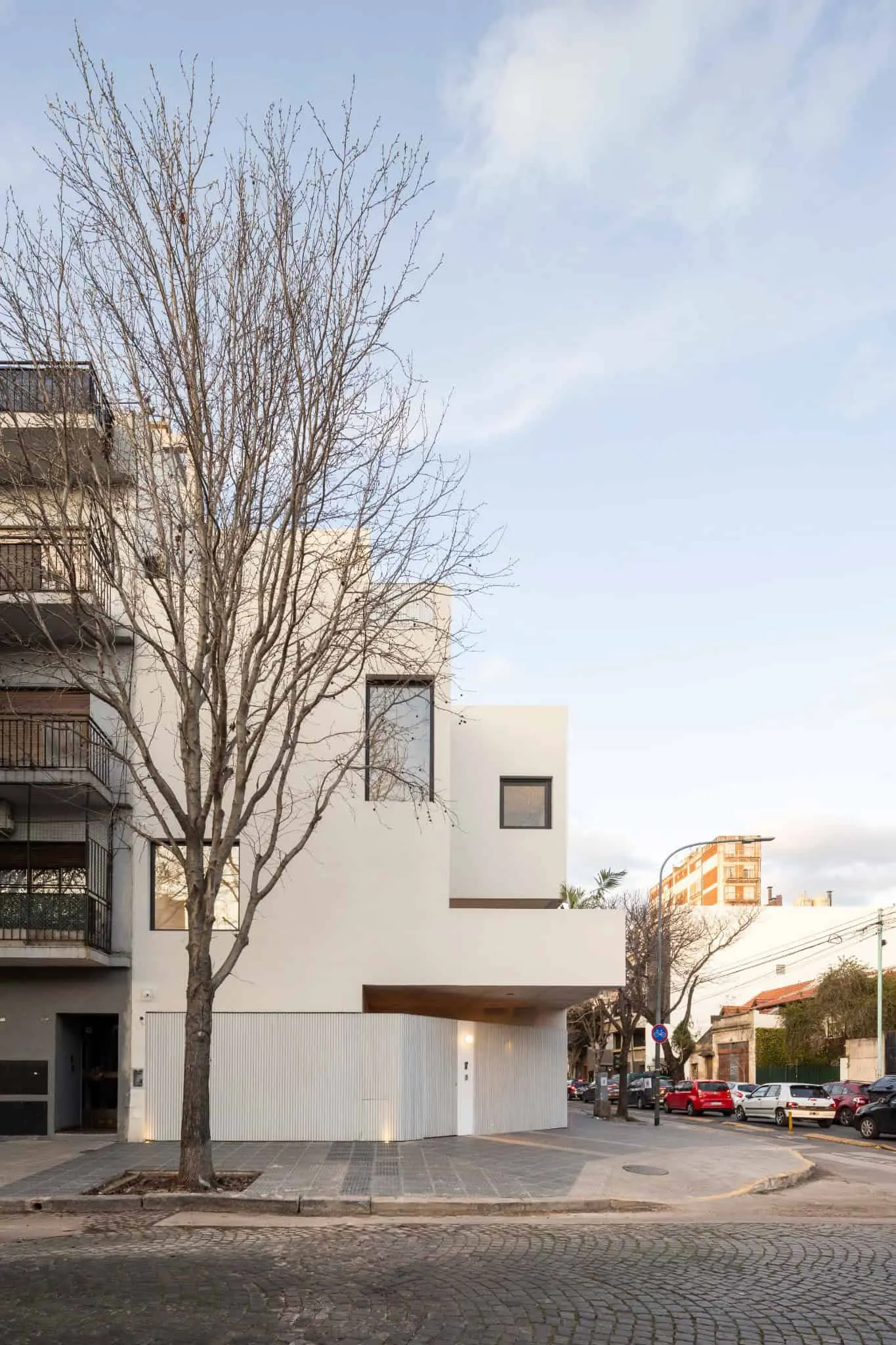 OADD Arquitectos设计的曼努э拉·佩德拉斯住宅——街角视角，乌尔基萨区，布宜诺斯艾利斯