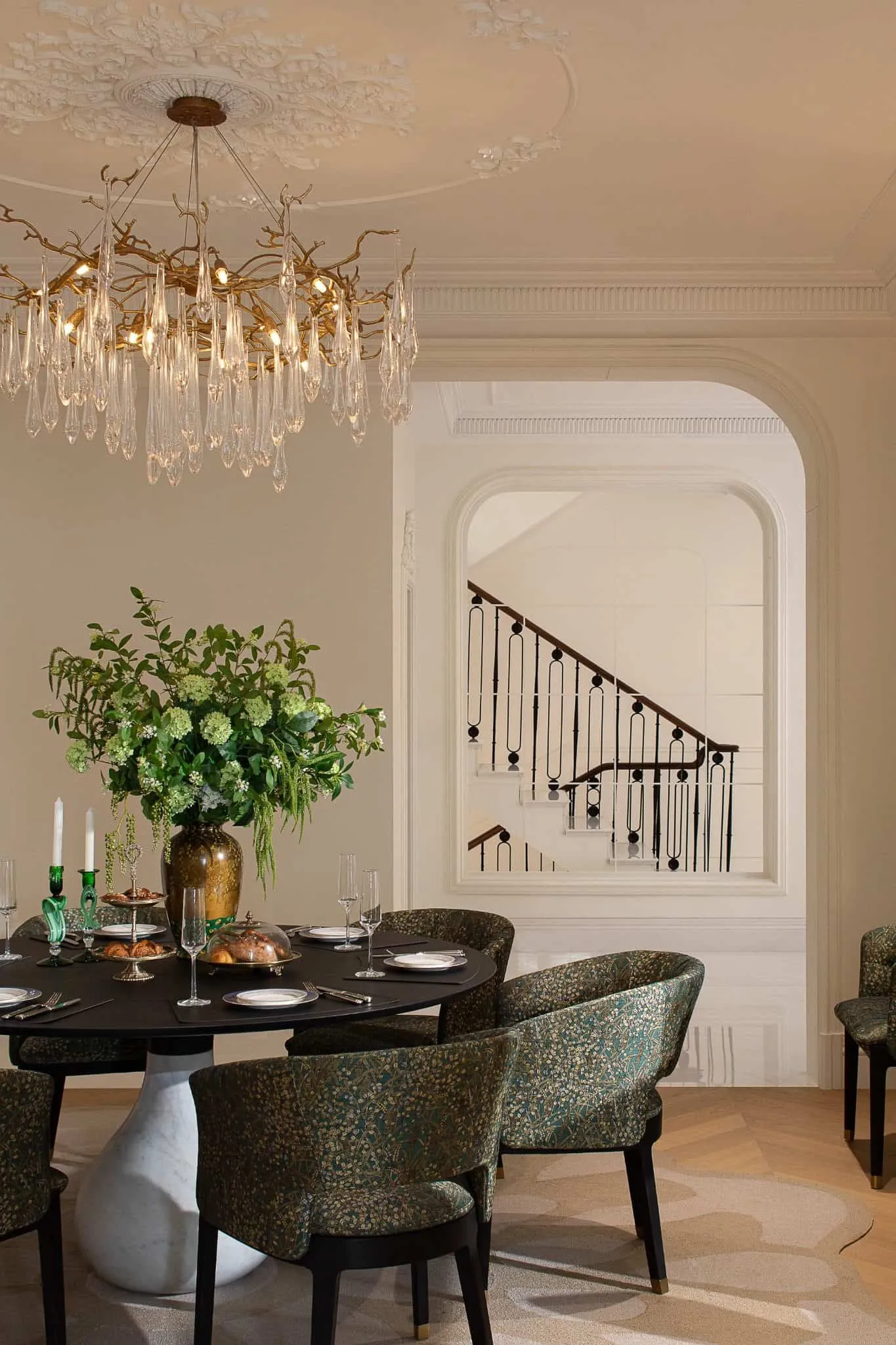 Crepuscule Manor 由 BDSD Boundless Design 设计 —— 东莞餐厅的吊灯与楼梯