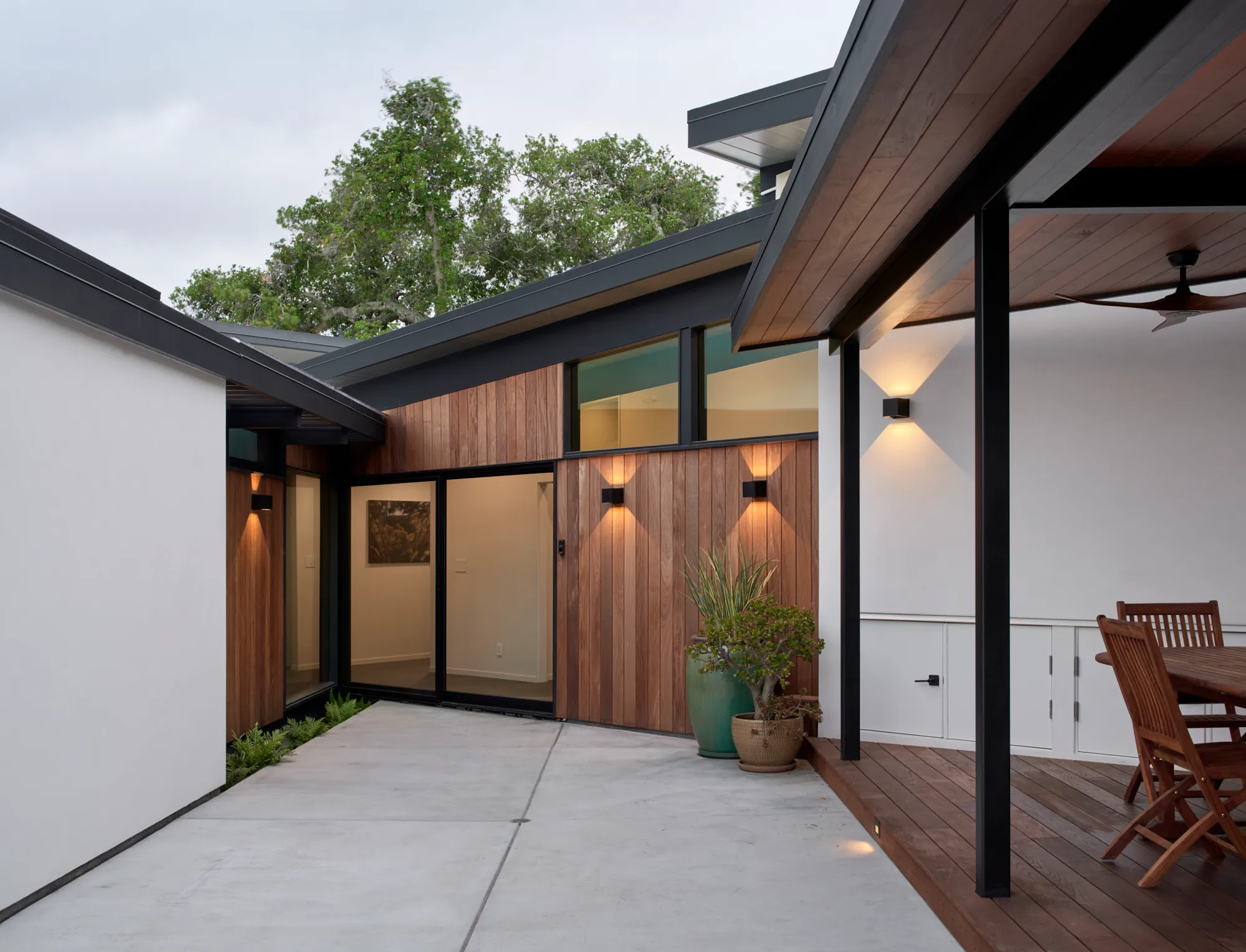 Klopf Architecture翻新mid-century现代风格住宅——夜晚庭院照明，奥林达，美国