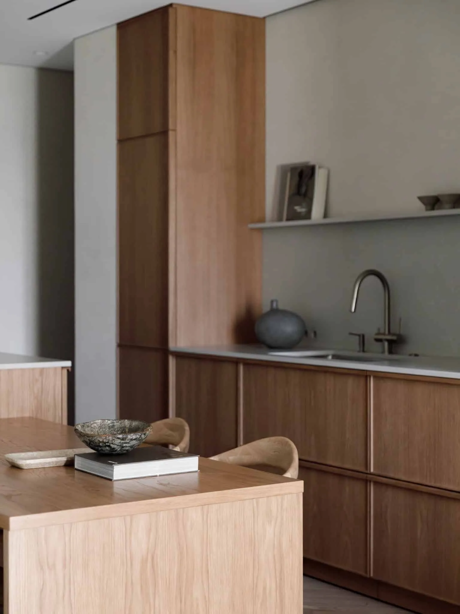 Lesoparkovy apartment — kitchen table with wooden cabinets and sink, STARIKOVA.ARCHITECTS, Chelyabinsk
