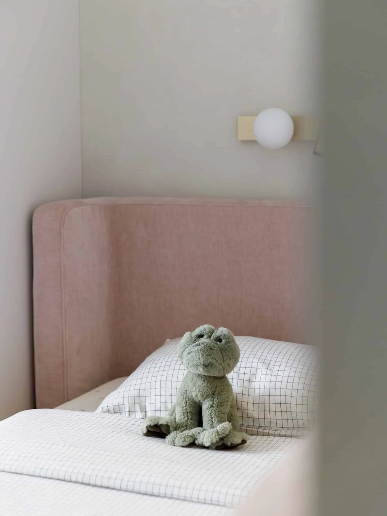 Lesoparkovy apartment — plush frog on checkered bedding, STARIKOVA.ARCHITECTS, Chelyabinsk