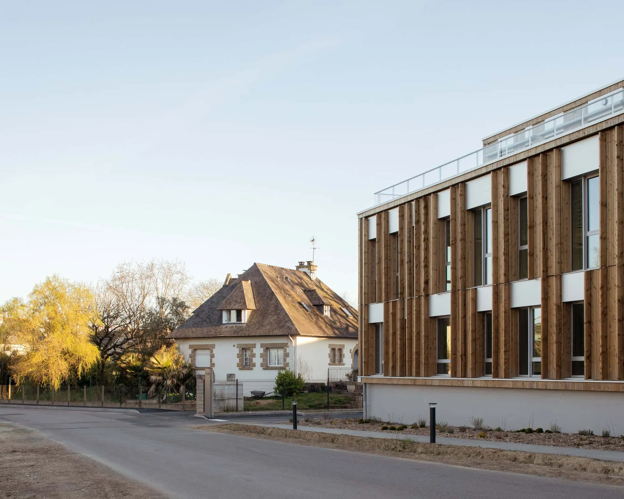 Le Chemin du Bois Harel от ALTA Architectes — Вид на улицу, Ренн / Сен-Жак де ла-Ланд, Франция