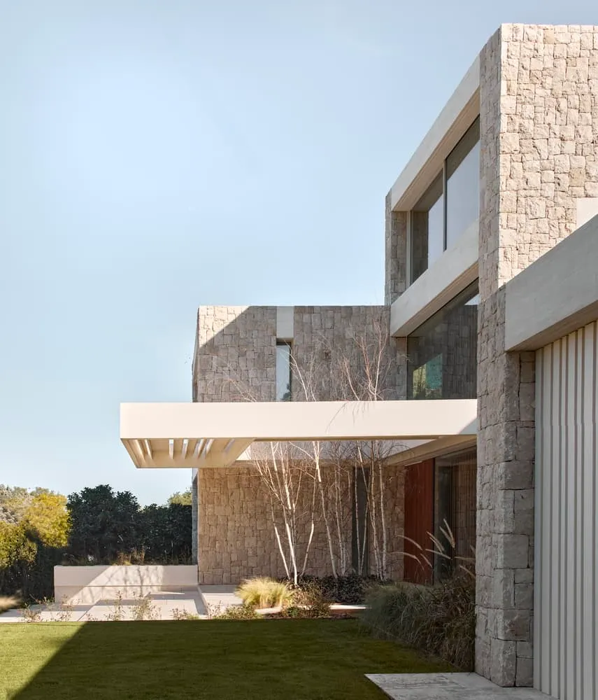 拉莫恩·埃斯特韦工作室的雅卡兰达之家——带石墙入口雨棚，瓦伦西亚，西班牙