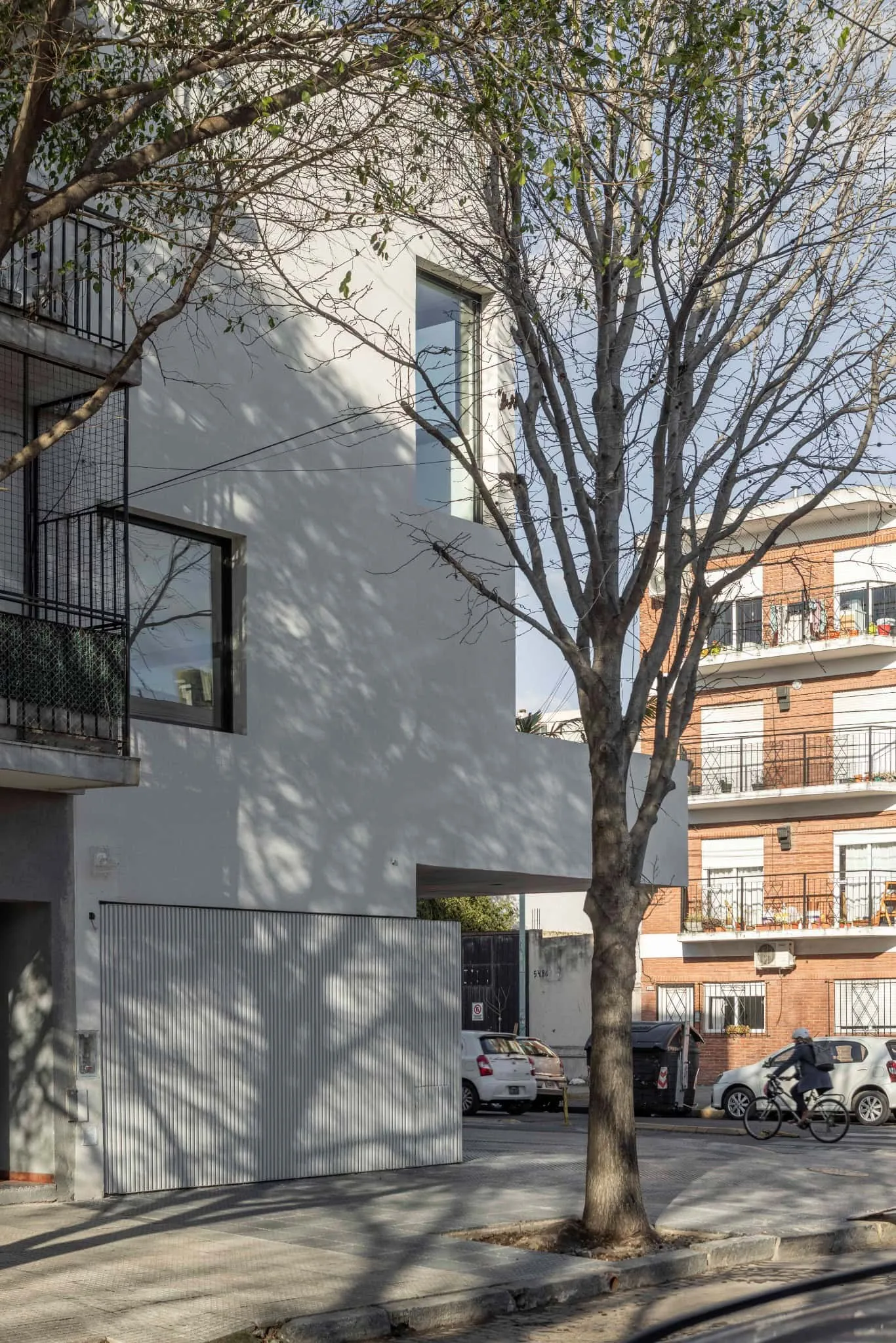 OADD Arquitectos设计的曼努э拉·佩德拉斯住宅——侧视图与树木视角，乌尔基萨区，布宜诺斯艾利斯