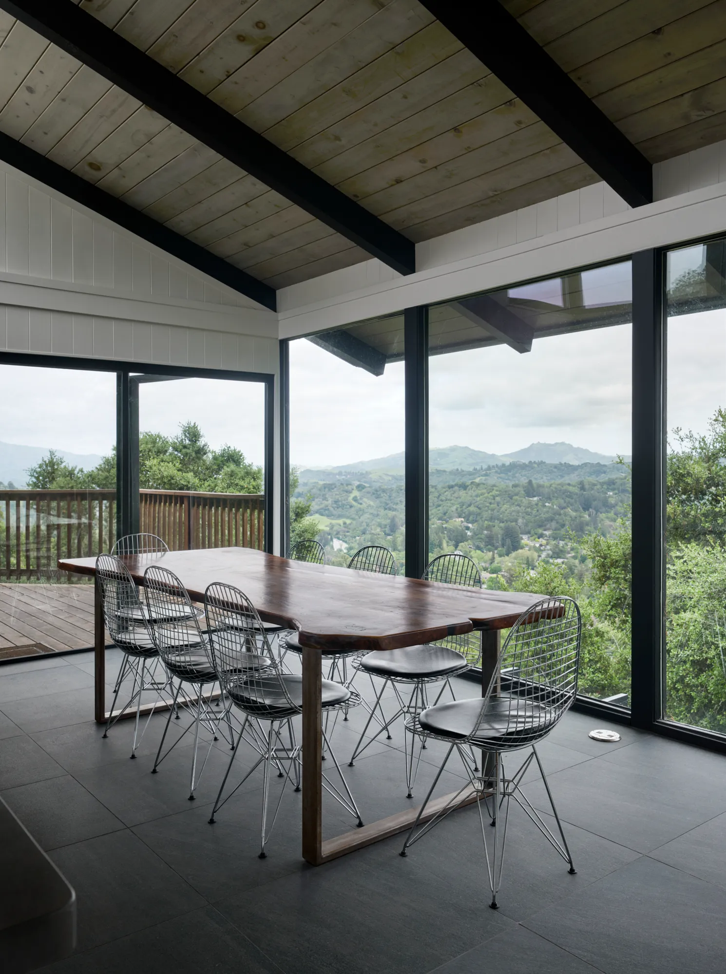 Klopf Architecture翻新mid-century现代风格住宅——带景观的用餐区，奥林达，美国