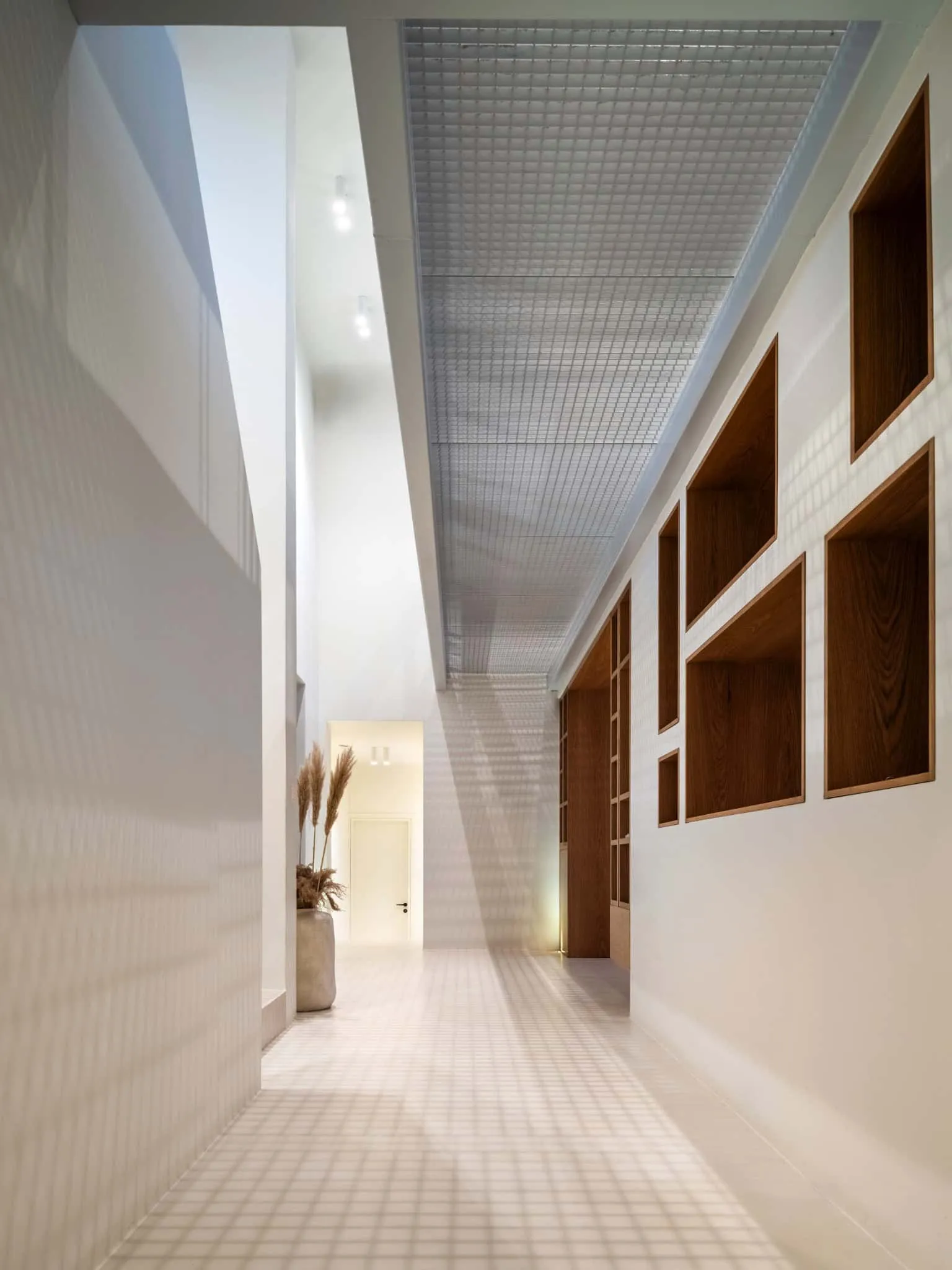 KKMK Architects拍摄的白 magma 房屋内部走廊与天窗，圣托里尼