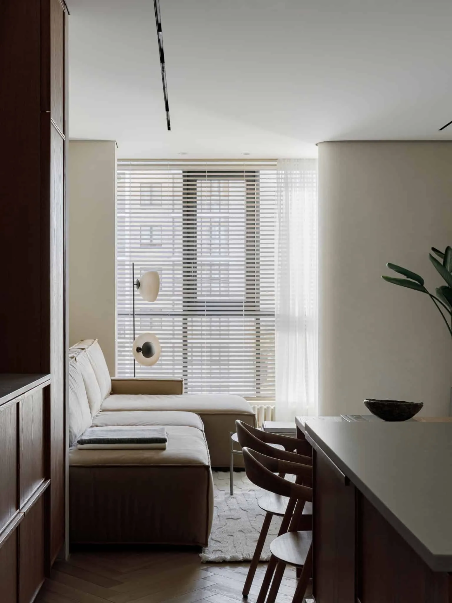 Lesoparkovy apartment — view from kitchen to living room, STARIKOVA.ARCHITECTS, Chelyabinsk