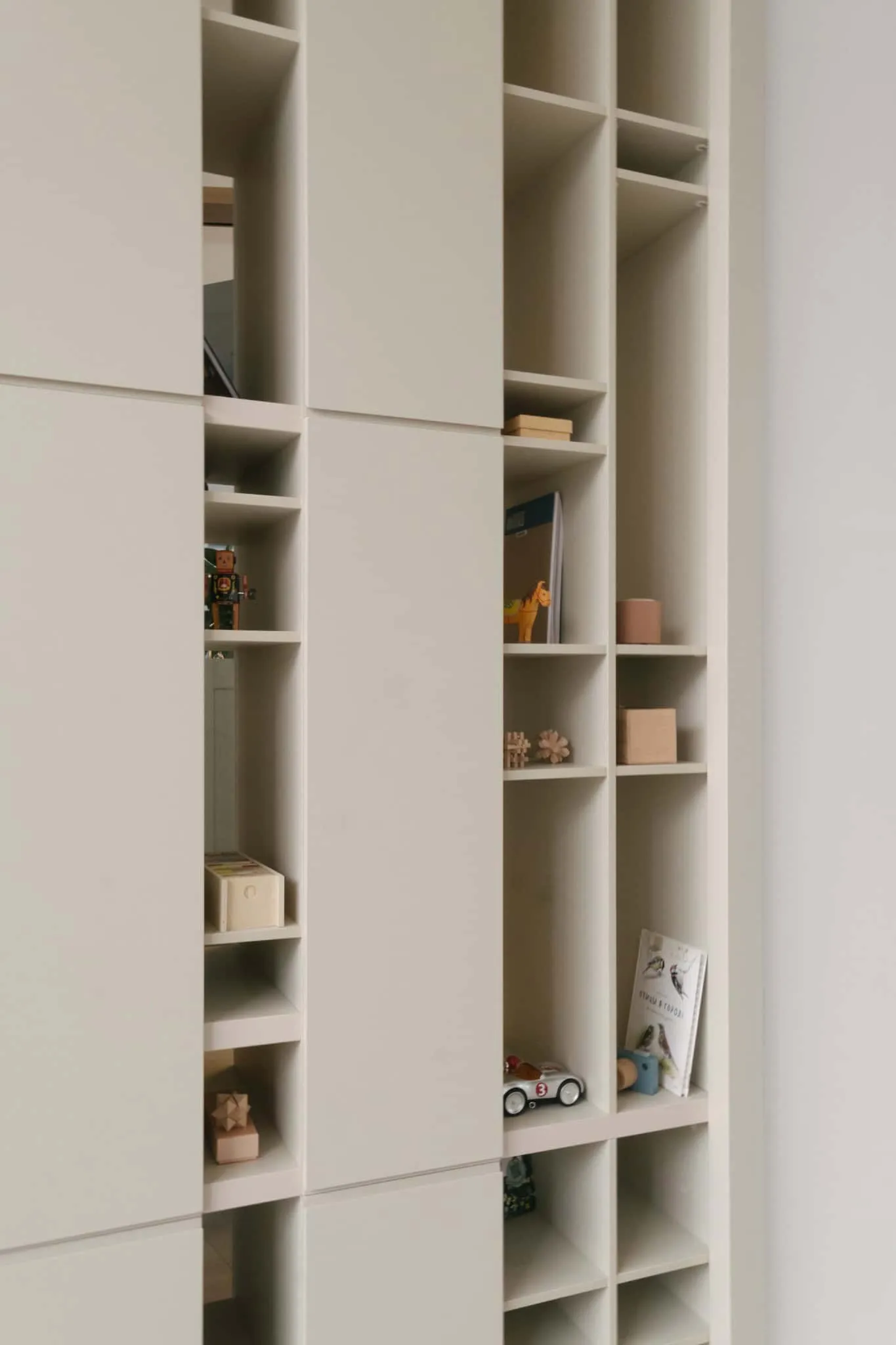 Modern built-in white shelf with compartments and decorative elements, ideal for modern interior design and functional home organization.