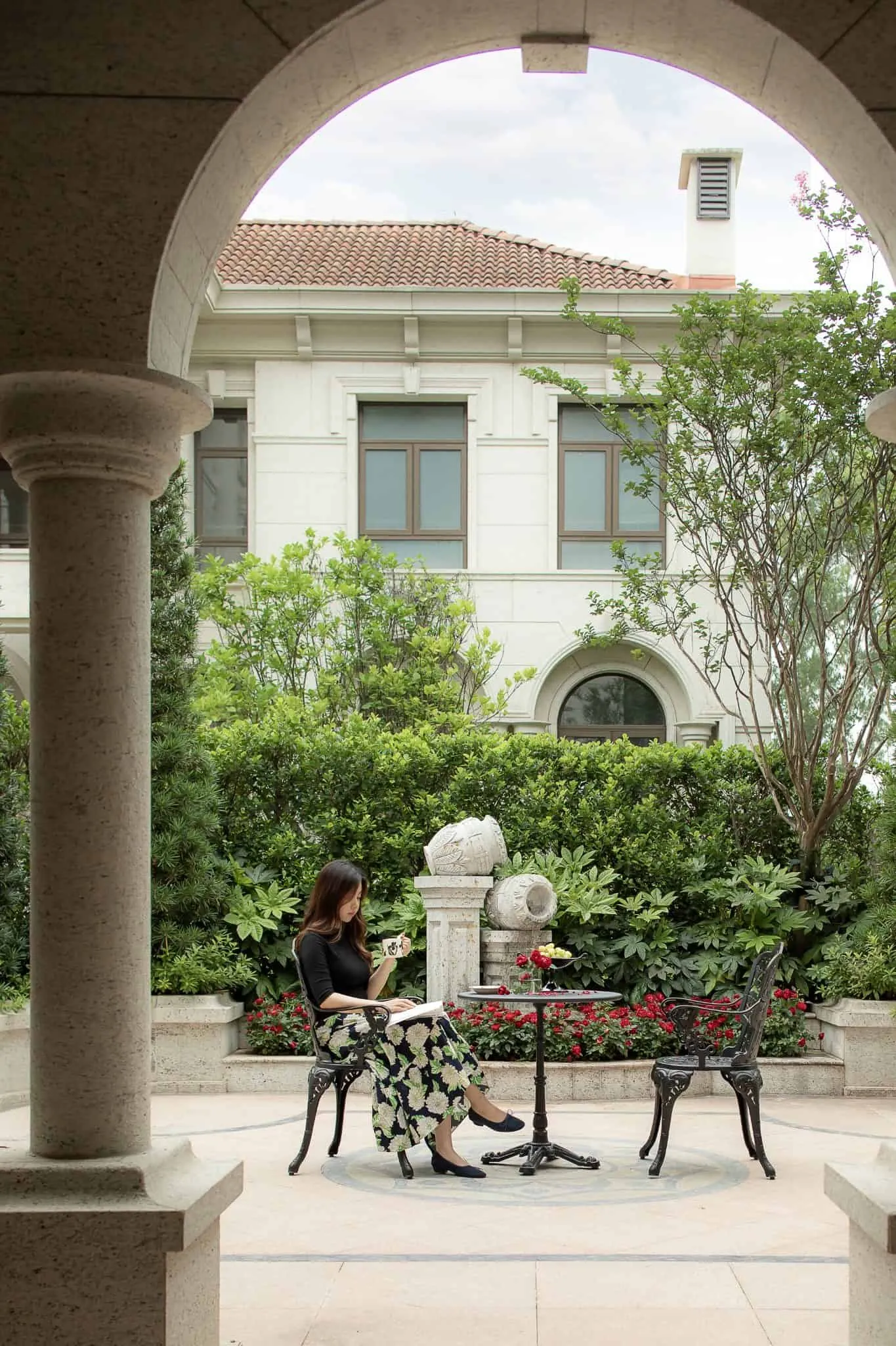 Crepuscule Manor 由 BDSD Boundless Design 设计 —— 东莞拱形花园带人物的视角