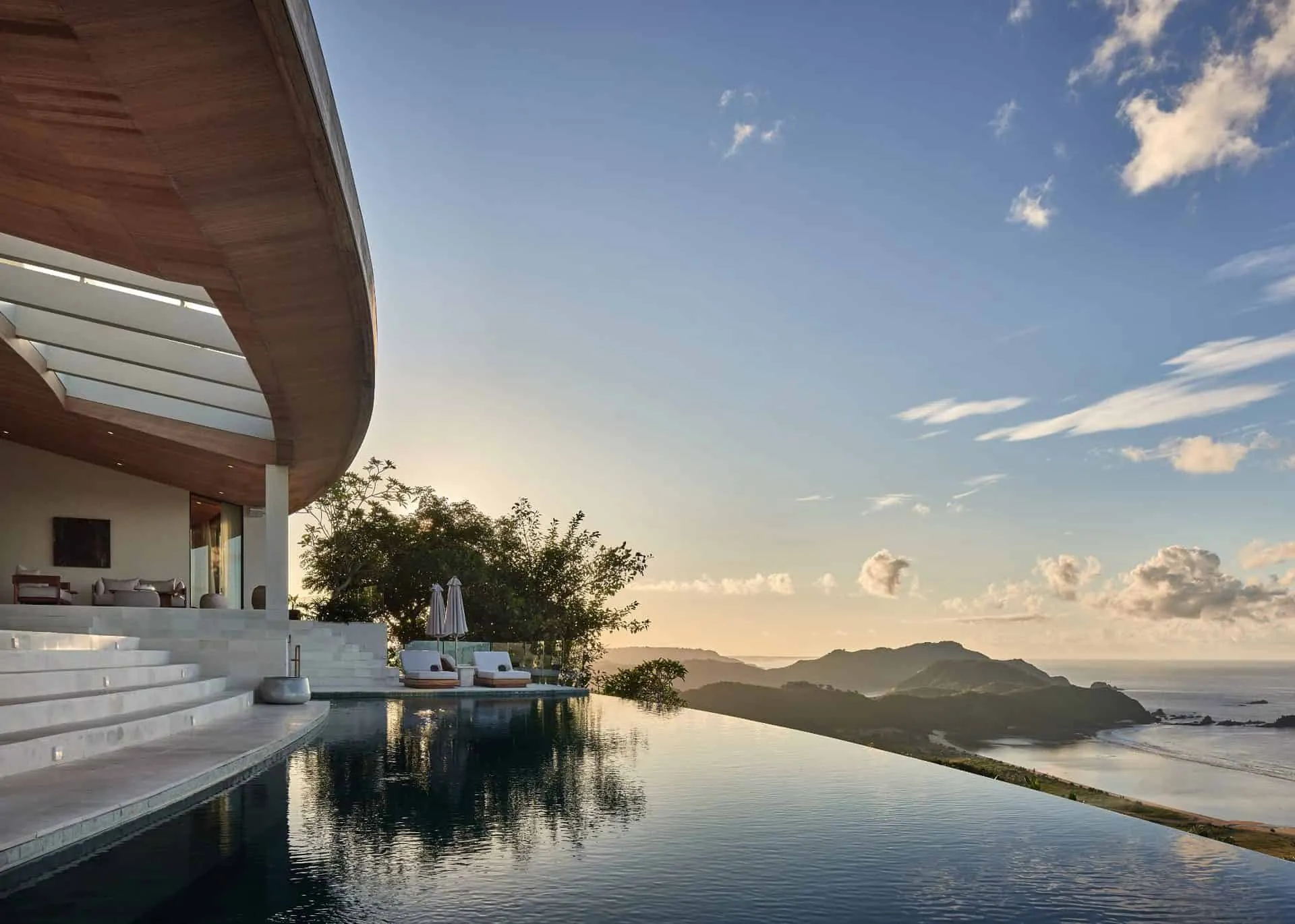 Басейн вілли Боже за Алексисом Дорнієром на сході сонця, Ломбок, Індонезія