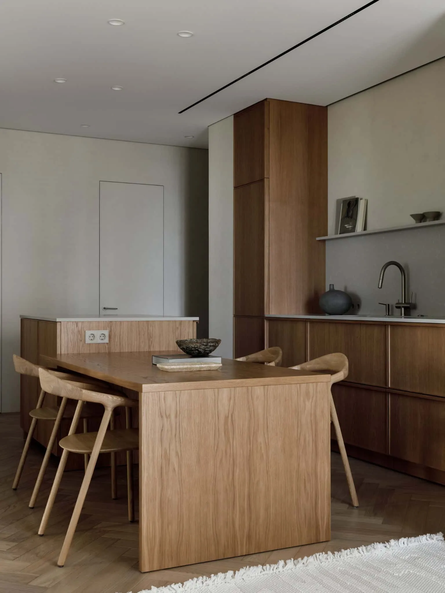 Lesoparkovy apartment — kitchen table with wooden cabinets, STARIKOVA.ARCHITECTS, Chelyabinsk