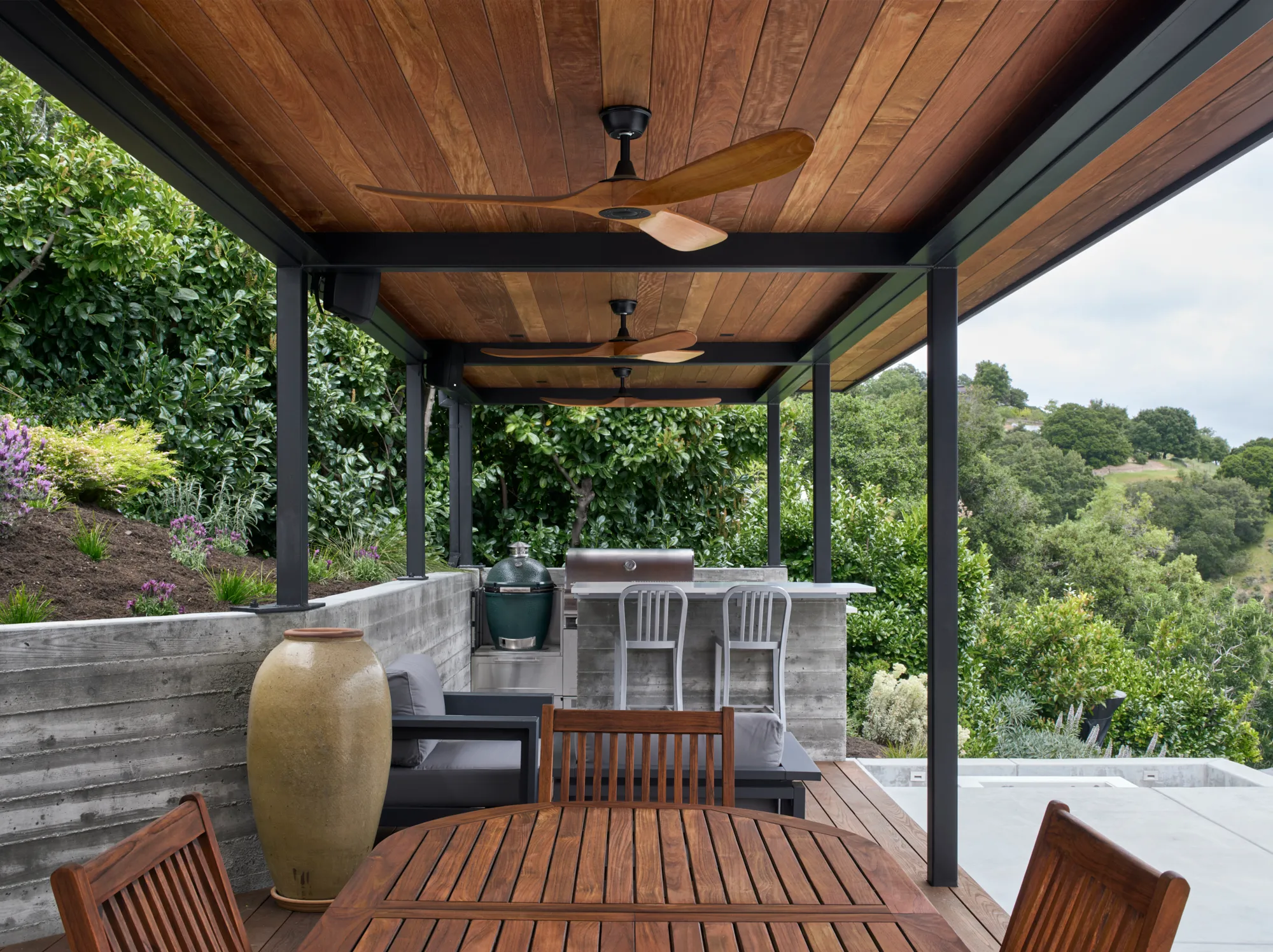 Klopf Architecture翻新mid-century现代风格住宅——带酒吧的露台，奥林达，美国