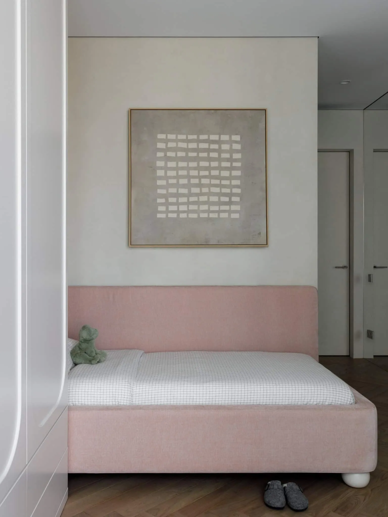 Lesoparkovy apartment — pink bed with upholstered headboard and artwork, STARIKOVA.ARCHITECTS, Chelyabinsk