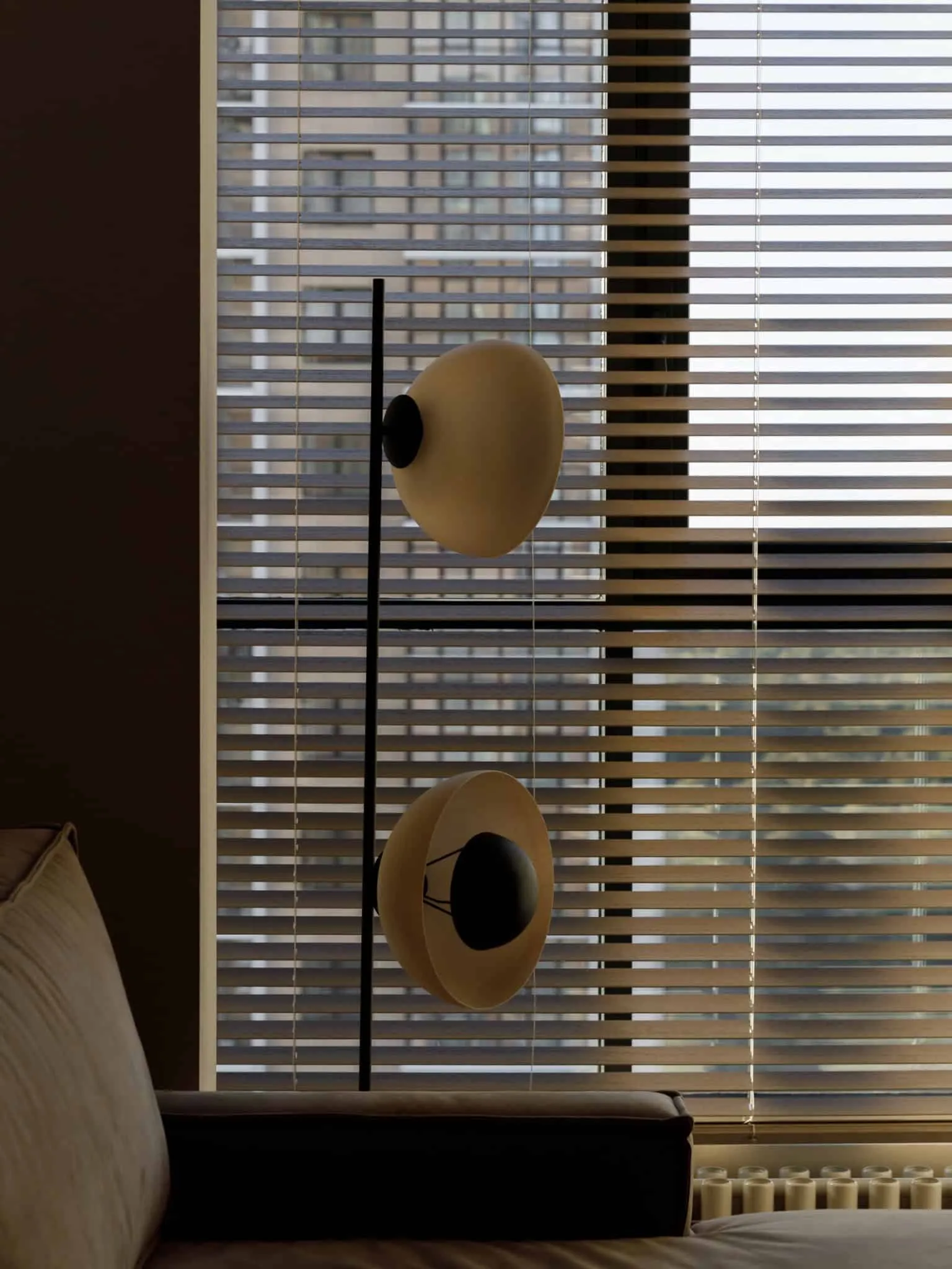 Lesoparkovy apartment — floor lamp by window with blinds, STARIKOVA.ARCHITECTS, Chelyabinsk