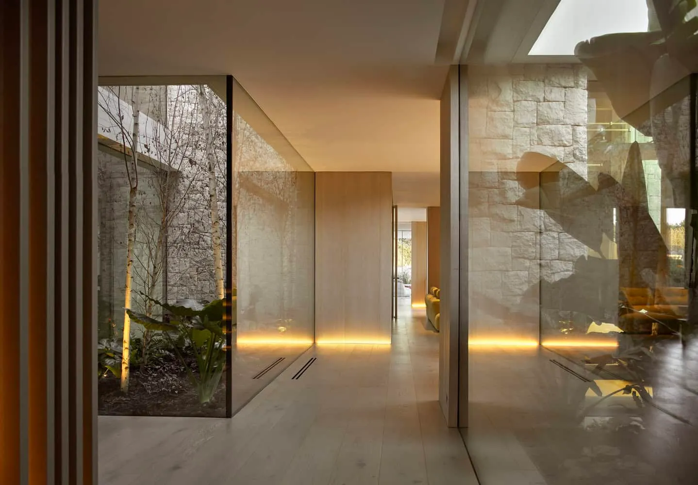 拉莫恩·埃斯特韦工作室的雅卡兰达之家——带路灯和内部花园走廊，瓦伦西亚，西班牙