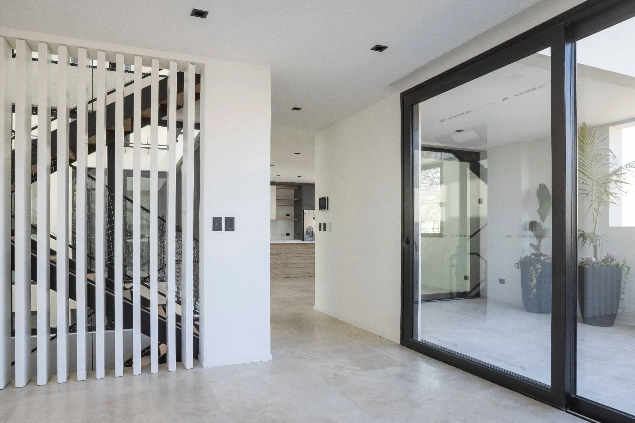 OADD Arquitectos设计的曼努э拉·佩德拉斯住宅——客厅与厨房连接，乌尔基萨区，布宜诺斯艾利斯