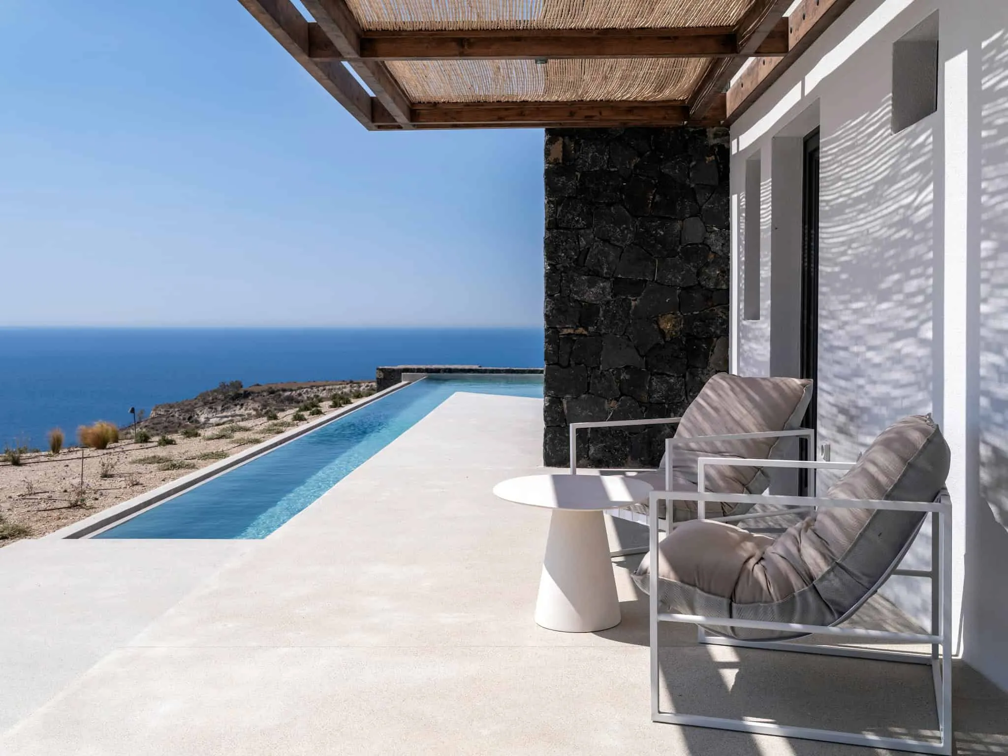 KKMK Architects拍摄的白 magma 房屋海景露台，圣托里尼