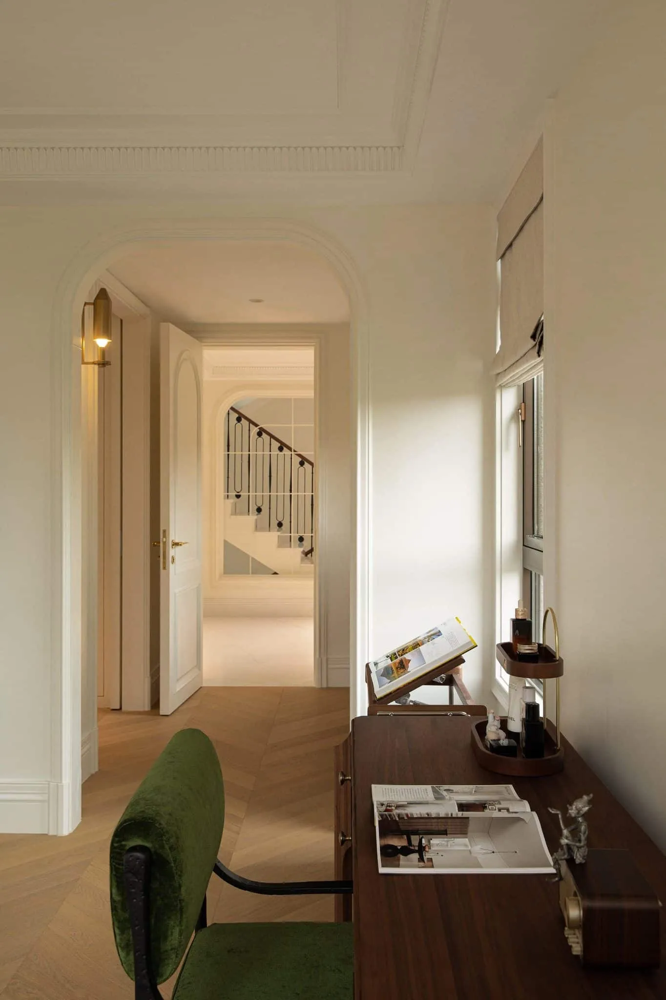 Crepuscule Manor 由 BDSD Boundless Design 设计 —— 东莞卧室书桌楼梯视角