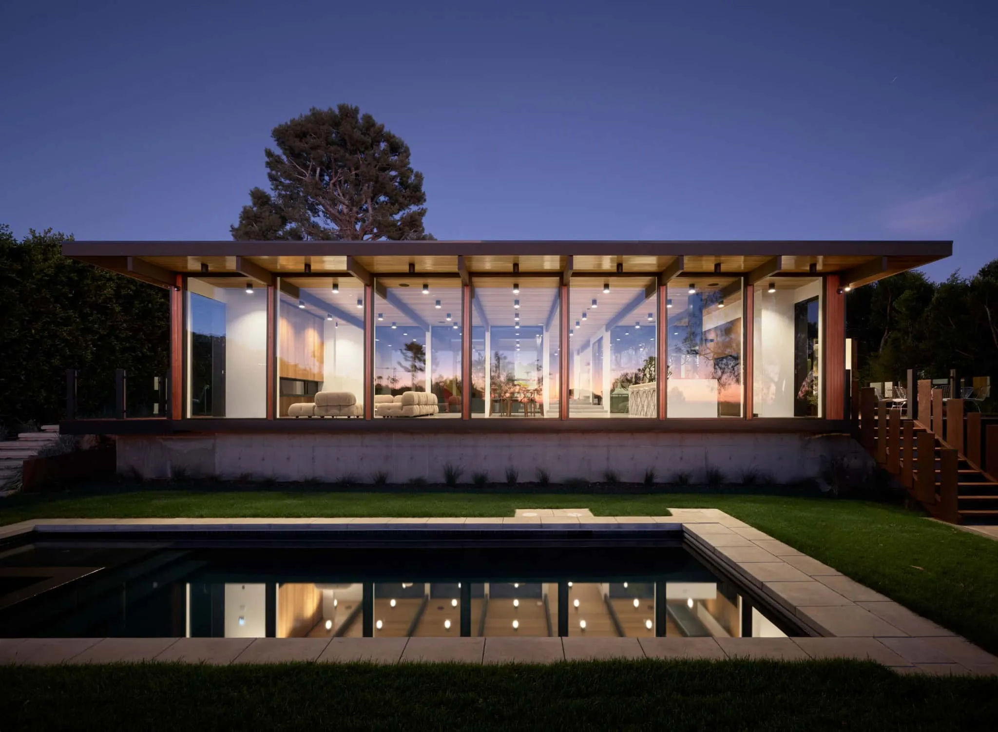 Malibu Glass Box House 住宅泳池立面夜晚全景，Klopf Architecture 设计 – 马拉白，加州