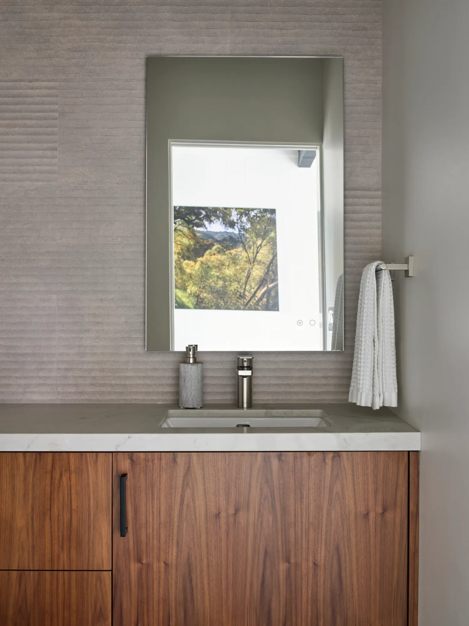 Klopf Architecture翻新mid-century现代风格住宅——浴室，奥林达，美国