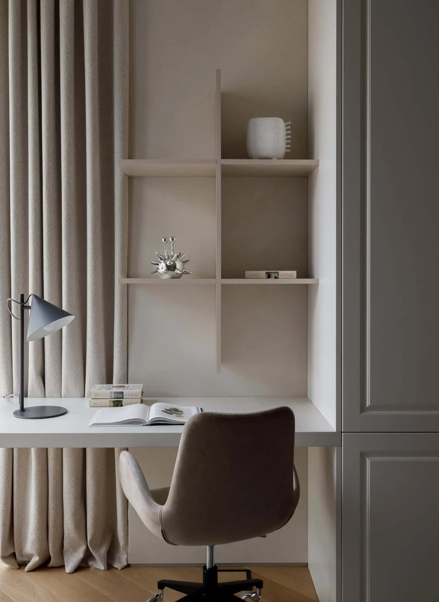 尤莉亚·斯塔里科娃私人浴室带bidet和马桶，金色点缀，莫斯科