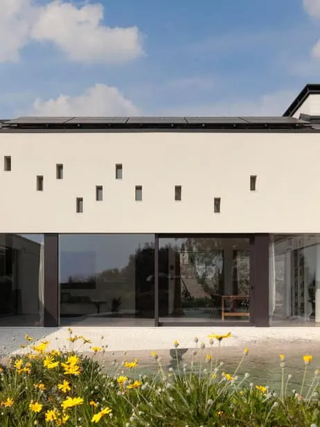 Casa con patio interior en Valpolicella de ABCPLUS Studio, ventana de la sala comedor, Verona, Italia