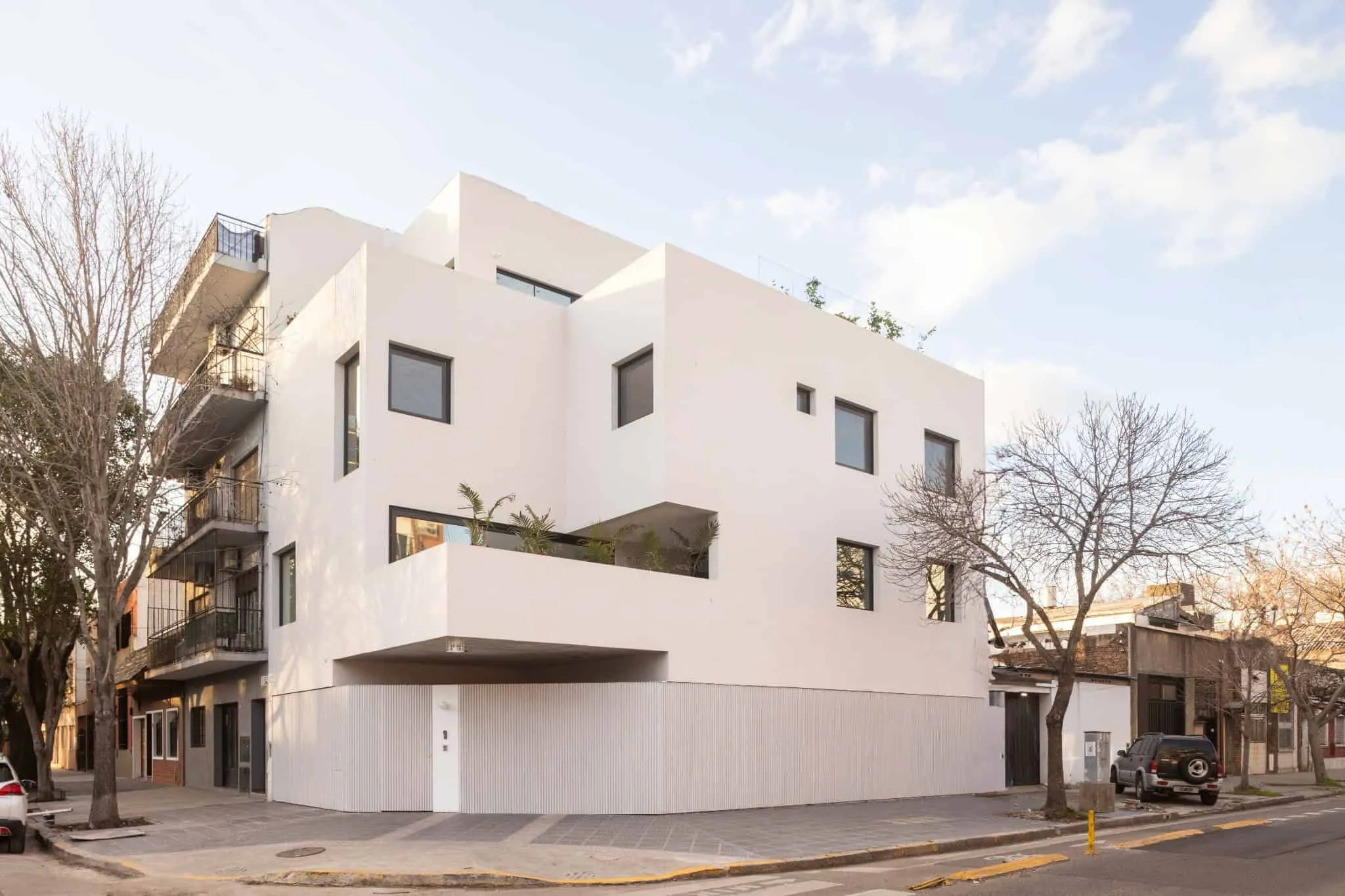 OADD Arquitectos设计的曼努э拉·佩德拉斯住宅——白天转角立面，乌尔基萨区，布宜诺斯艾利斯