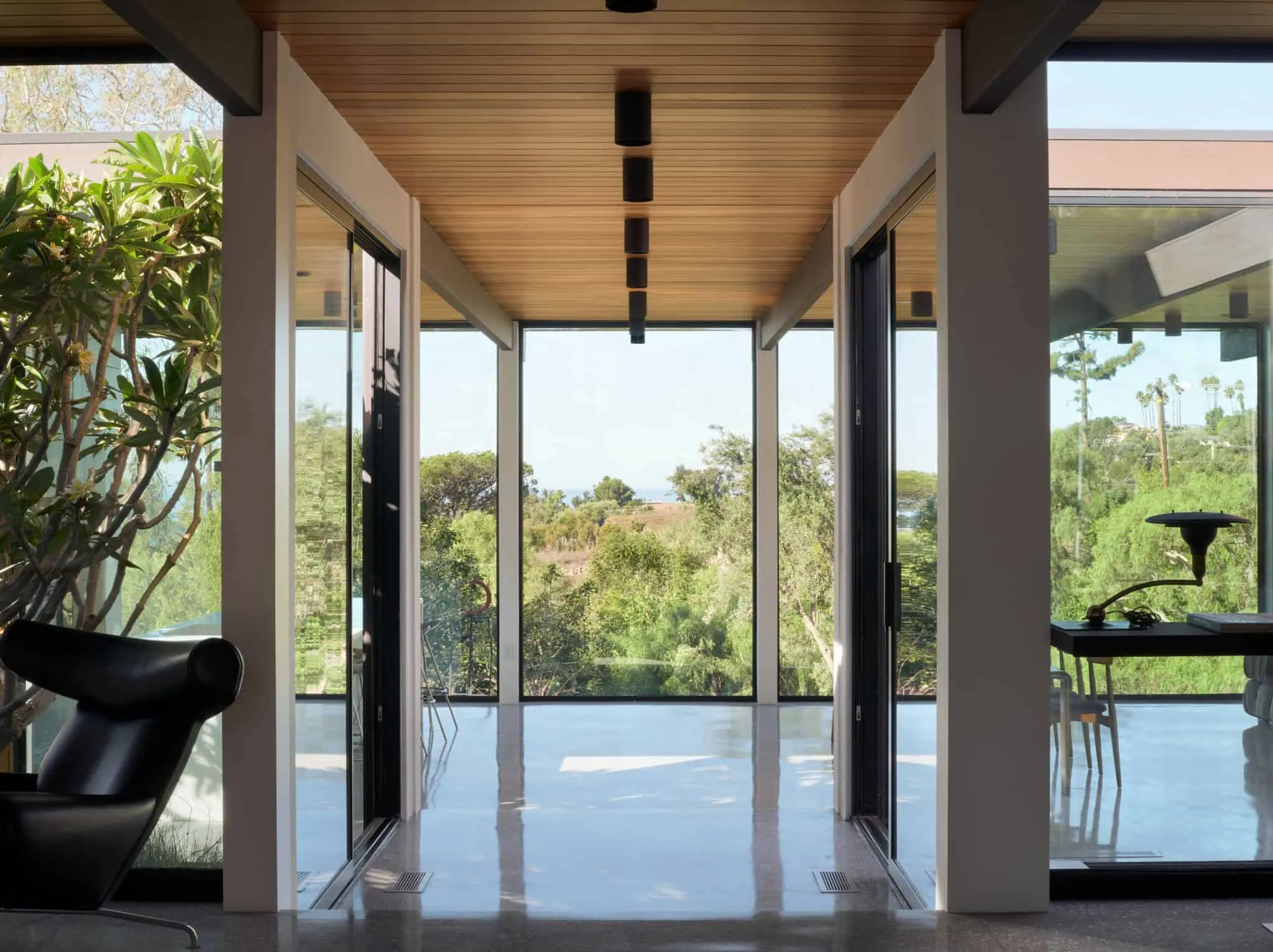 Malibu Glass Box House pavilion 全景，Klopf Architecture 设计 – 马拉白，加州