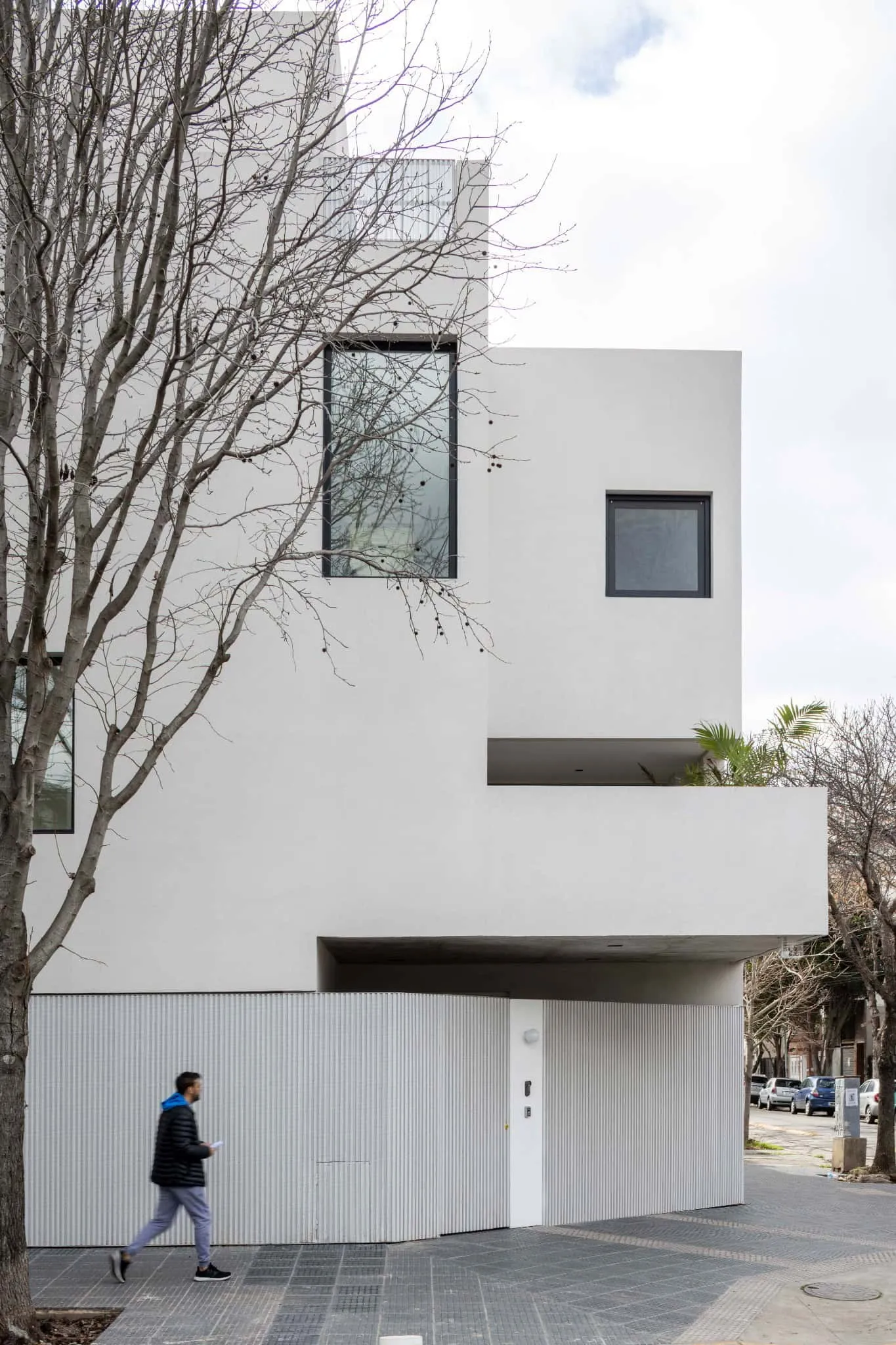OADD Arquitectos设计的曼努埃拉·佩德拉斯住宅——对面转角立面，乌尔基萨区，布宜诺斯艾利斯