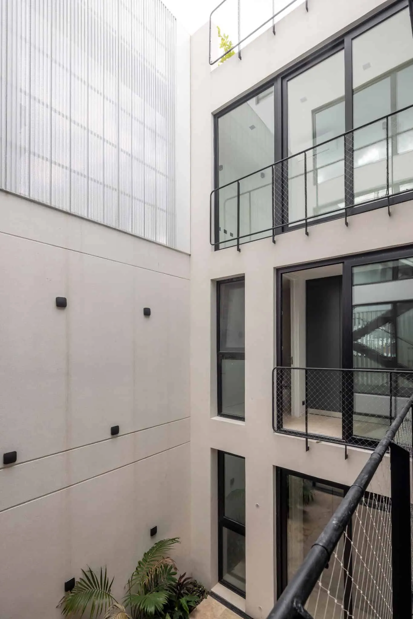 OADD Arquitectos设计的曼努э拉·佩德拉斯住宅——庭院阳台视角，乌尔基萨区，布宜诺斯艾利斯