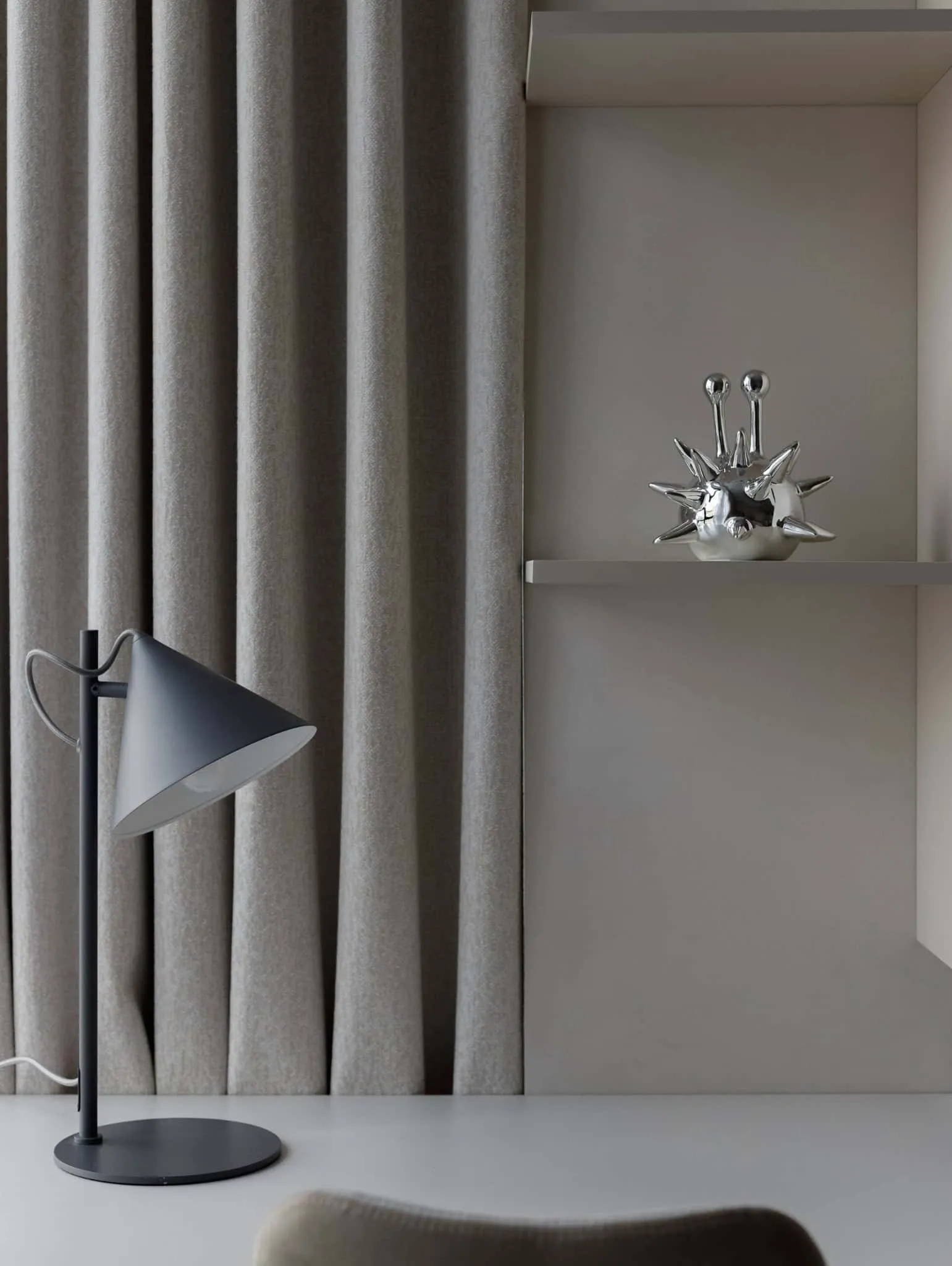 尤莉亚·斯塔里科娃私人书架台灯与装饰