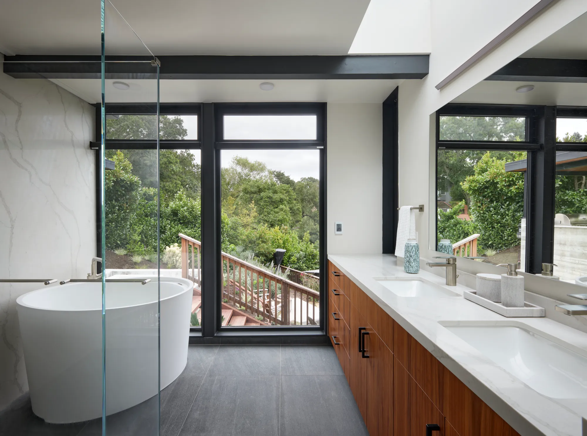 Klopf Architecture翻新mid-century现代风格住宅——带浴缸和双盆的浴室，奥林达，美国