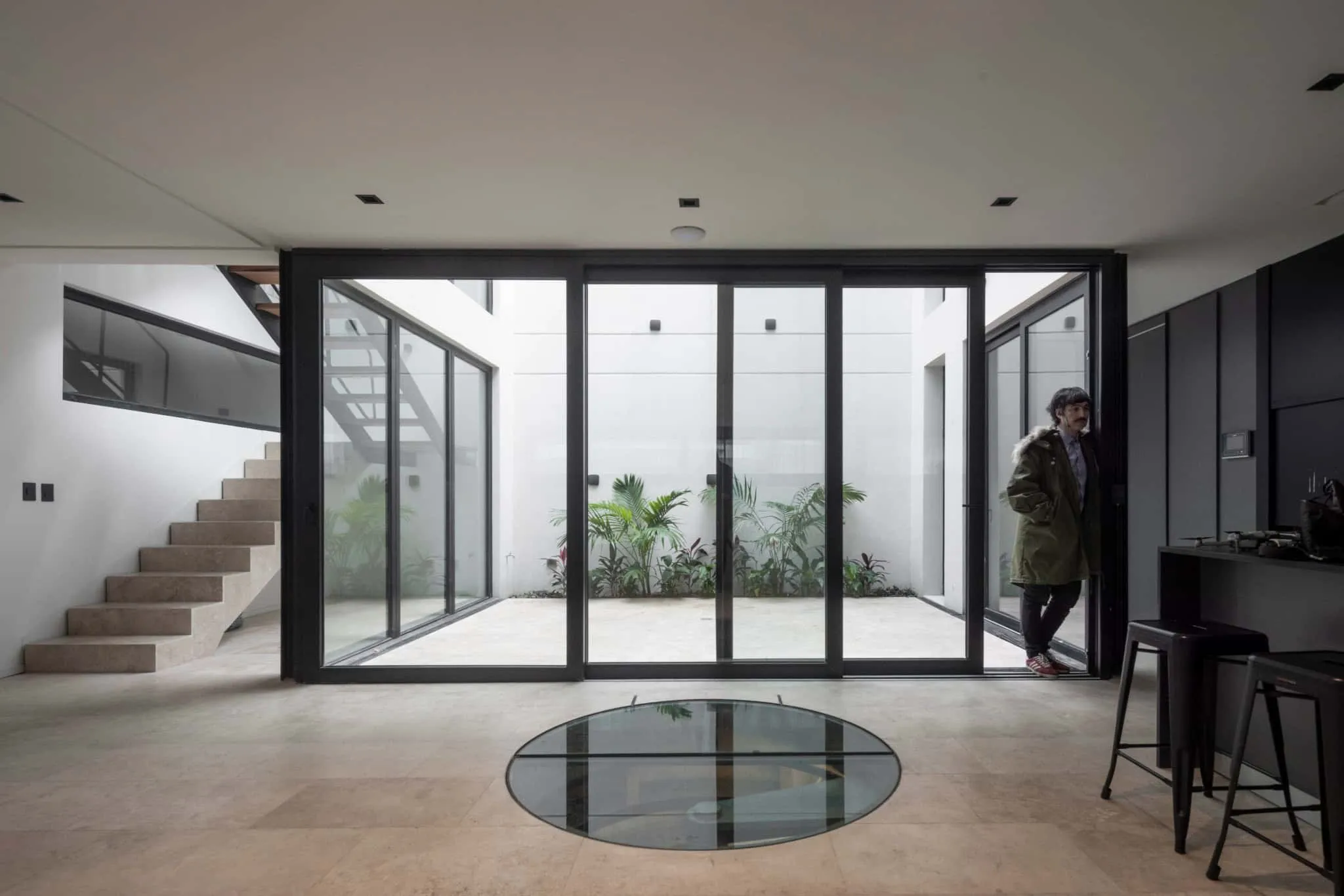 OADD Arquitectos设计的曼努э拉·佩德拉斯住宅——庭院玻璃细节，乌尔基萨区，布宜诺斯艾利斯