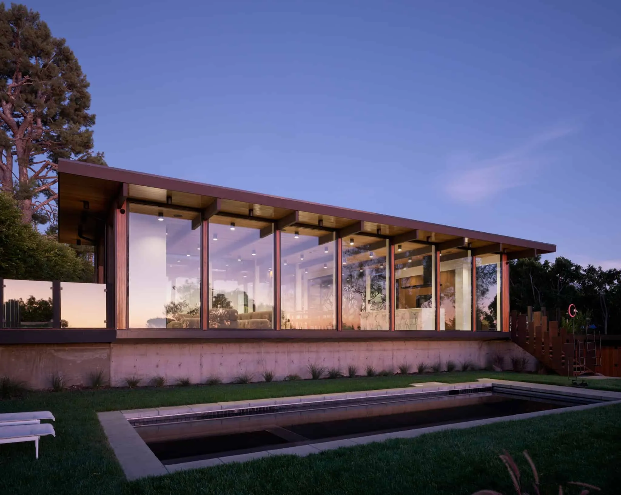Malibu Glass Box House 住宅泳池立面夜晚视角，Klopf Architecture 设计 – 马拉白，加州