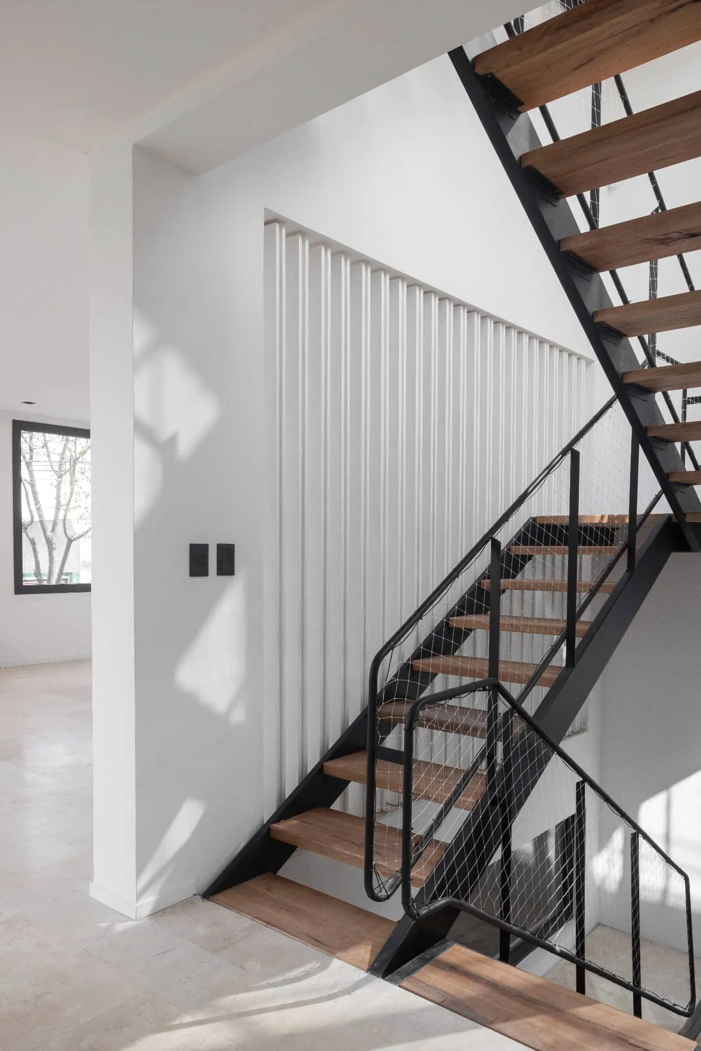 OADD Arquitectos设计的曼努э拉·佩德拉斯住宅——钢材楼梯细节，乌尔基萨区，布宜诺斯艾利斯