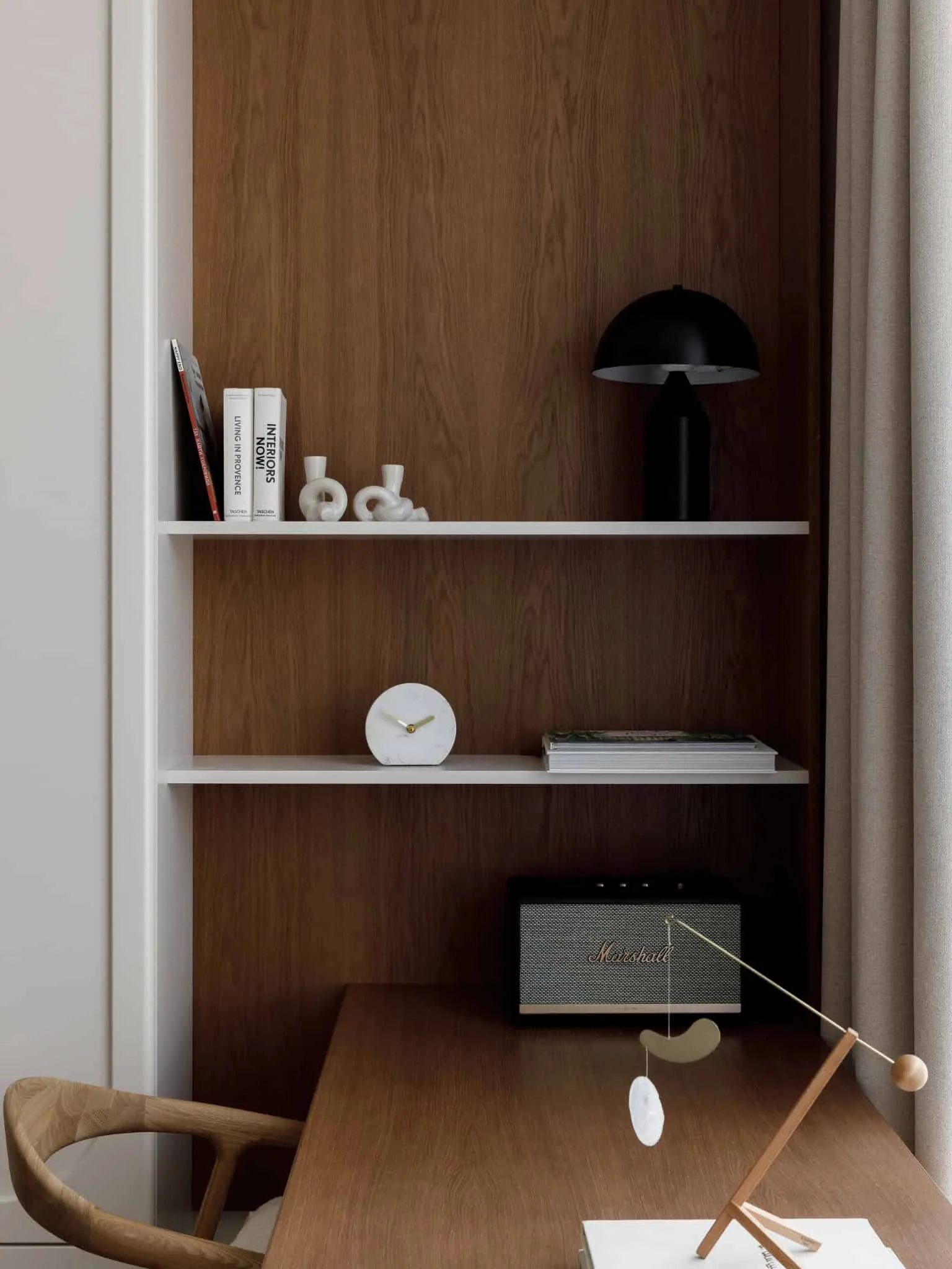Lesoparkovy apartment — shelves and niche with wooden back wall, STARIKOVA.ARCHITECTS, Chelyabinsk