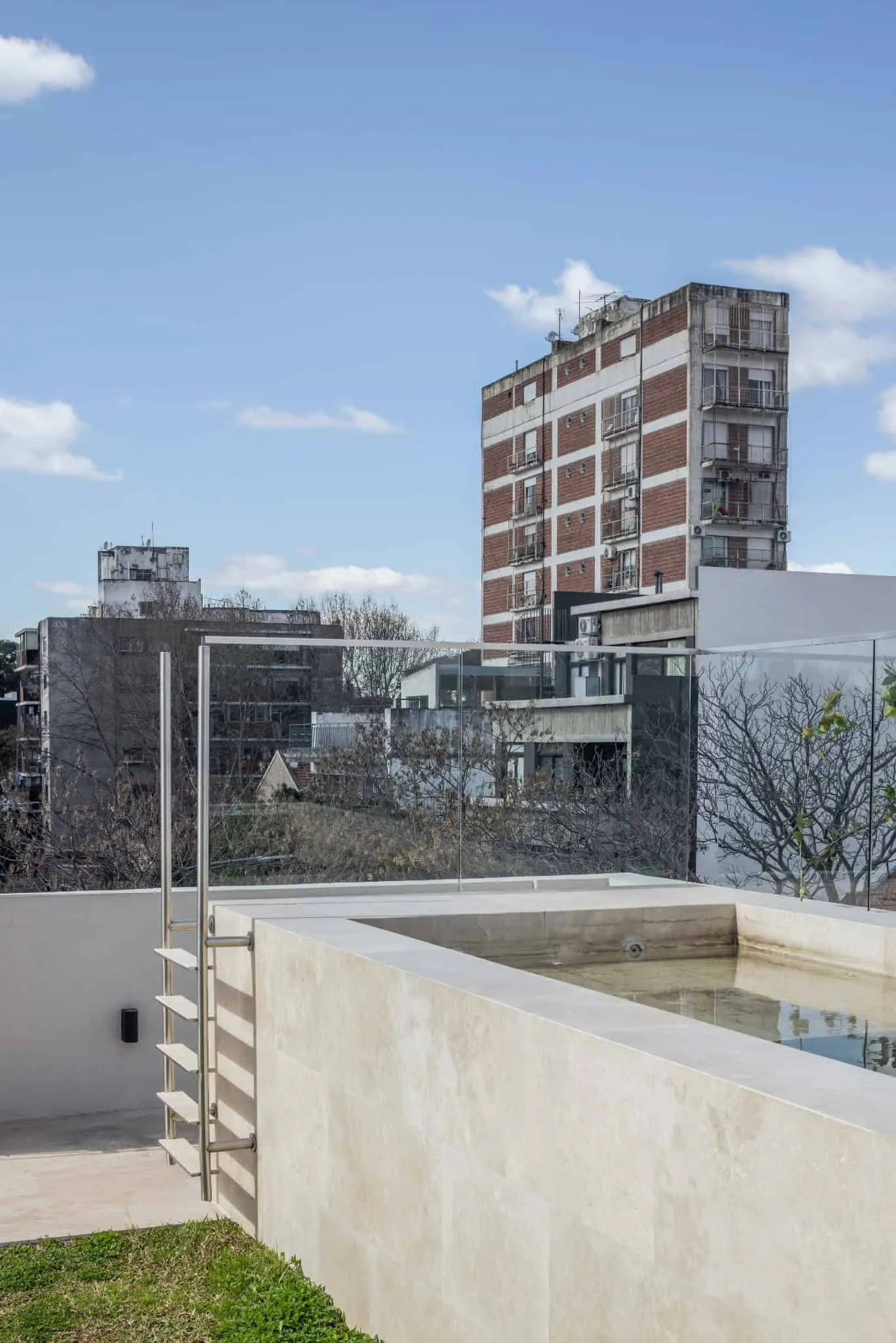 OADD Arquitectos设计的曼努э拉·佩德拉斯住宅——屋顶泳池，乌尔基萨区，布宜诺斯艾利斯