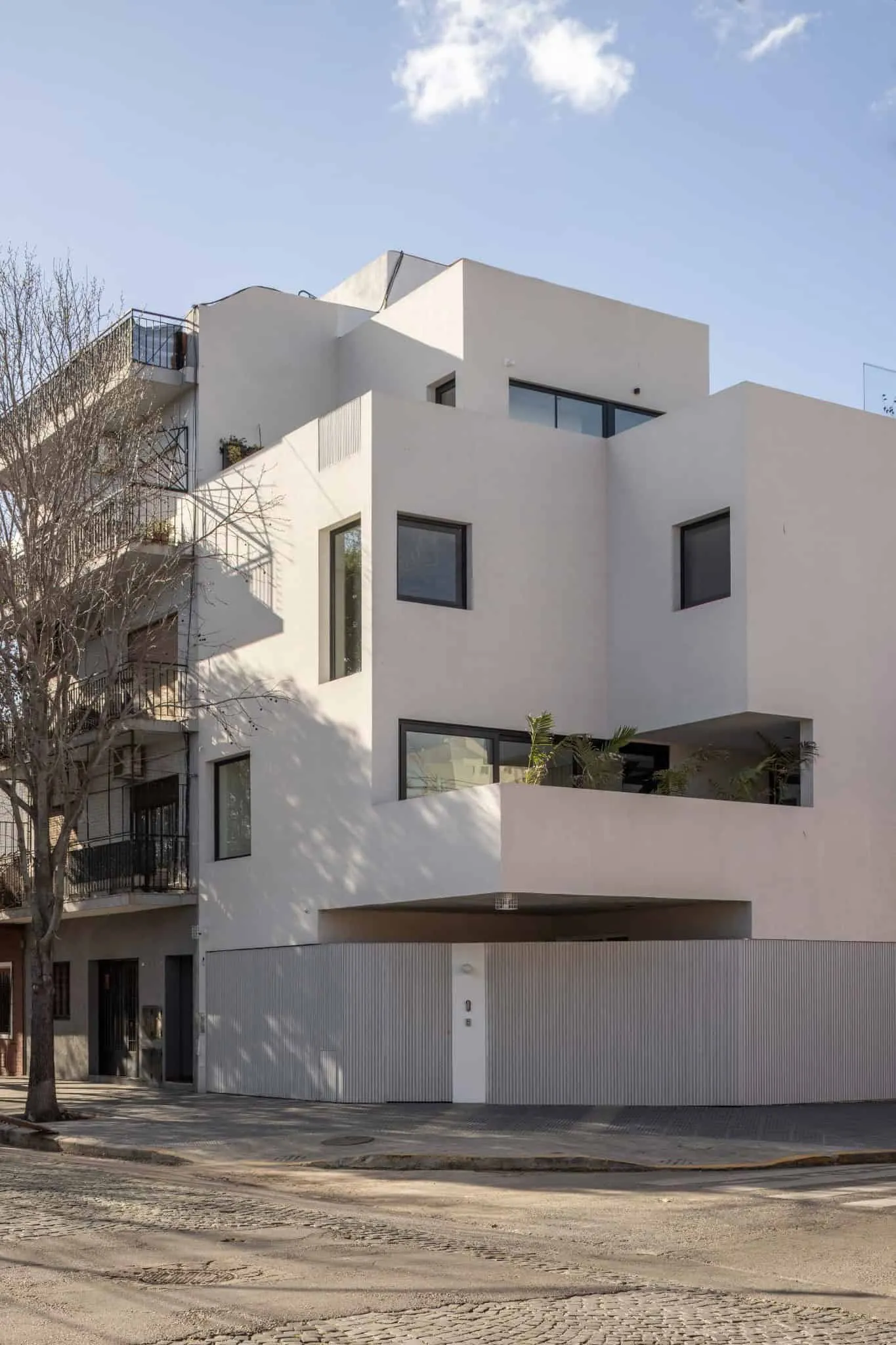 OADD Arquitectos设计的曼努э拉·佩德拉斯住宅——转角立面，乌尔基萨区，布宜诺斯艾利斯