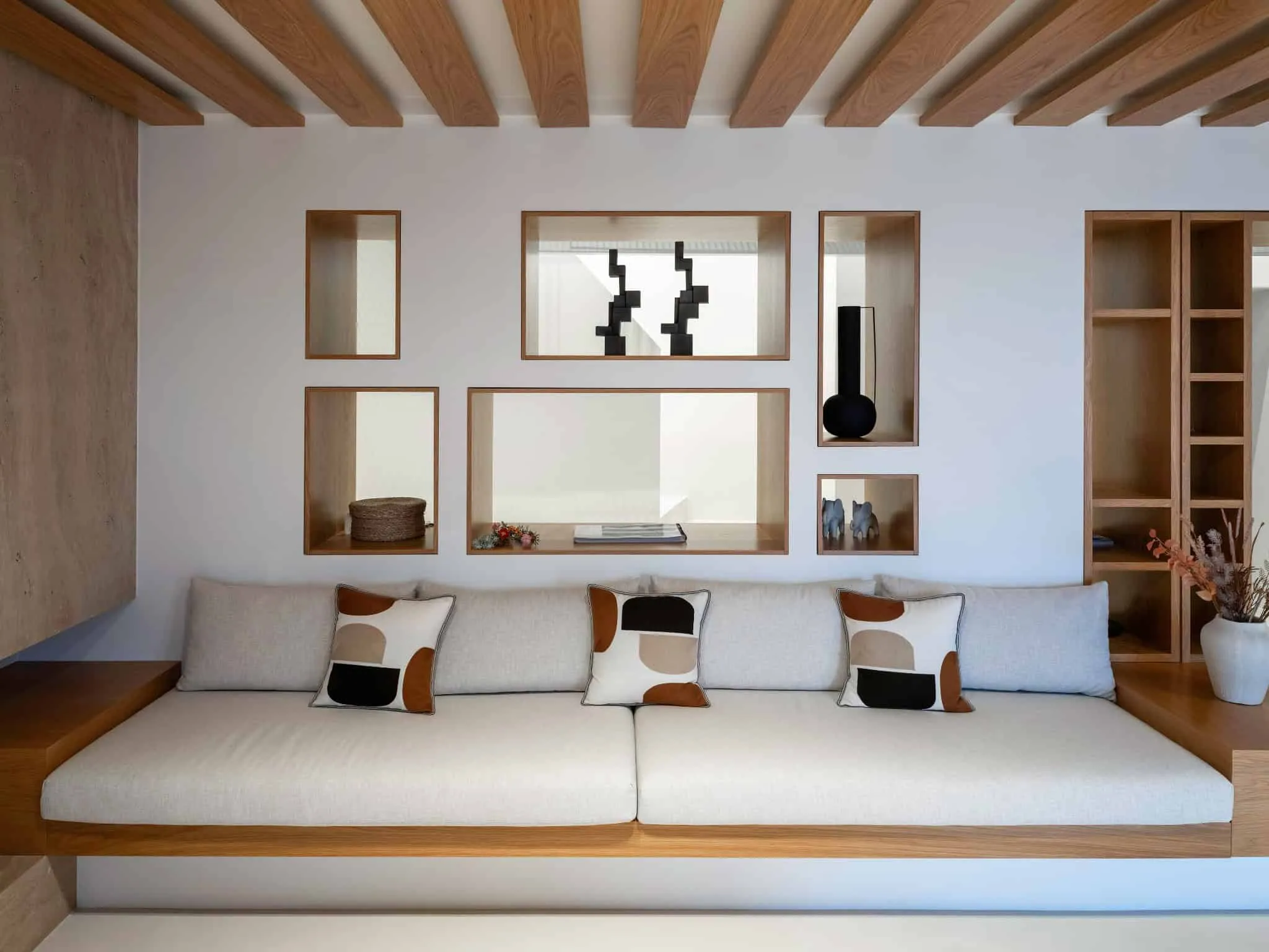 KKMK Architects拍摄的白 magma 房屋客厅书架，圣托里尼