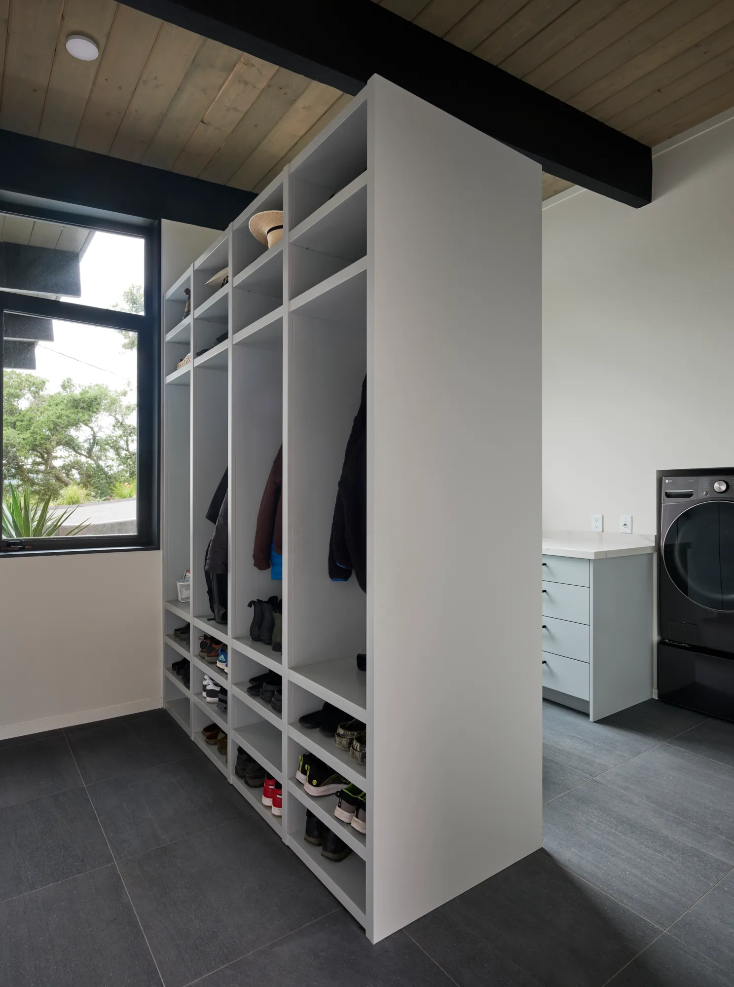 Klopf Architecture翻新mid-century现代风格住宅——门厅储物和洗衣房，奥林达，美国