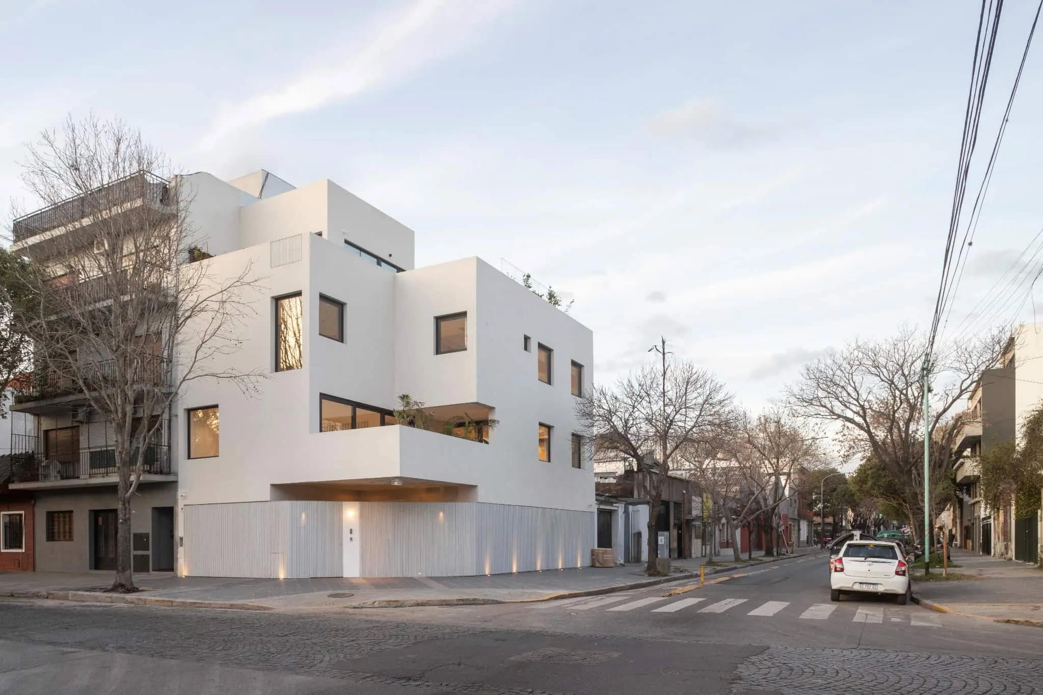 OADD Arquitectos设计的曼努э拉·佩德拉斯住宅——街道交叉口视角，乌尔基萨区，布宜诺斯艾利斯
