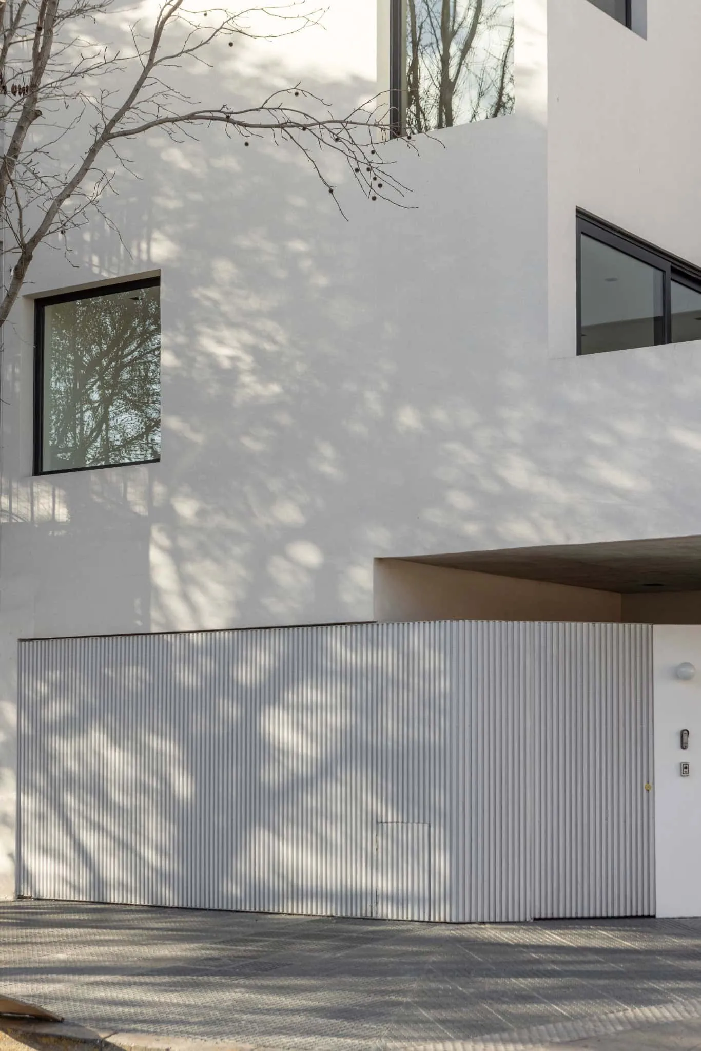 OADD Arquitectos设计的曼努э拉·佩德拉斯住宅——地面立面细节，乌尔基萨区，布宜诺斯艾利斯