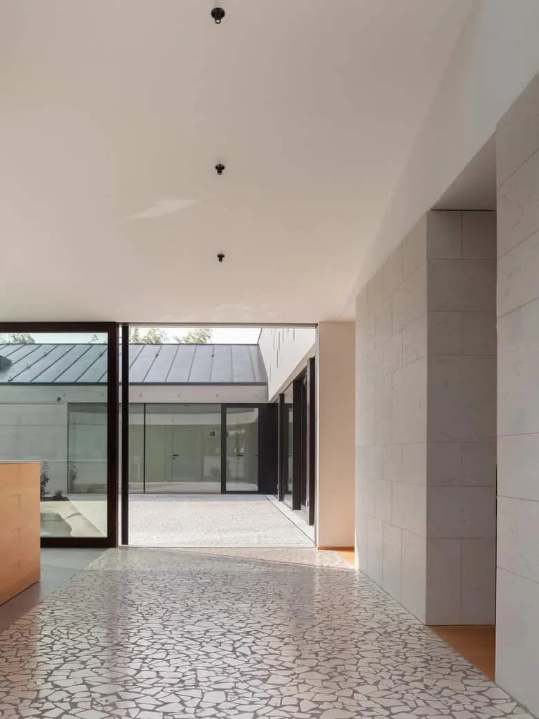 Casa con patio interior en Valpolicella de ABCPLUS Studio, pasillo hacia el patio, Verona, Italia