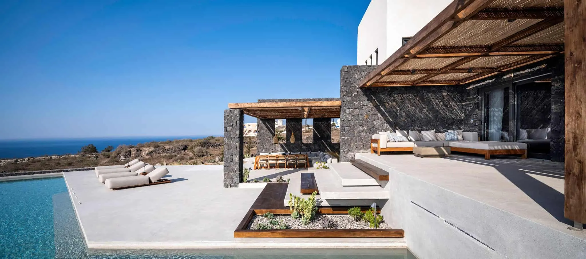 KKMK Architects拍摄的白 magma 房屋带遮阳棚露台，圣托里尼